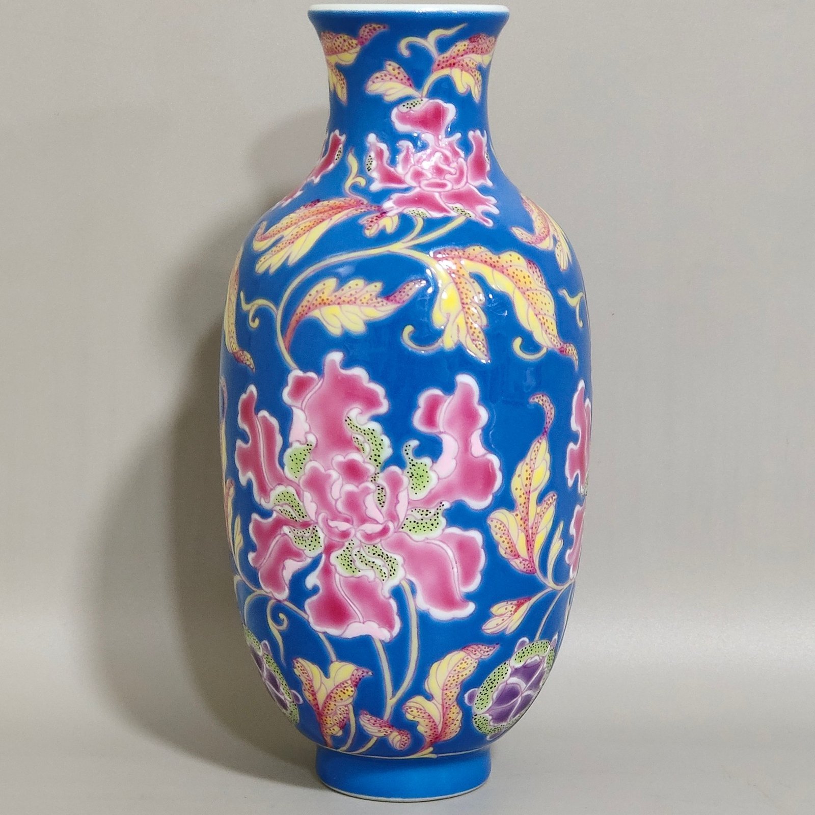 Qing Dynasty Kangxi A small blue-glazed flower vase