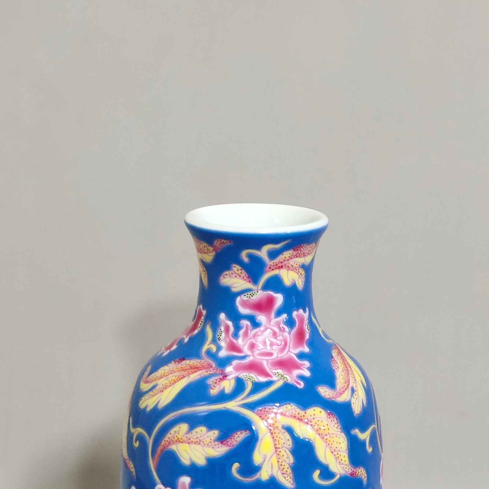 Qing Dynasty Kangxi A small blue-glazed flower vase