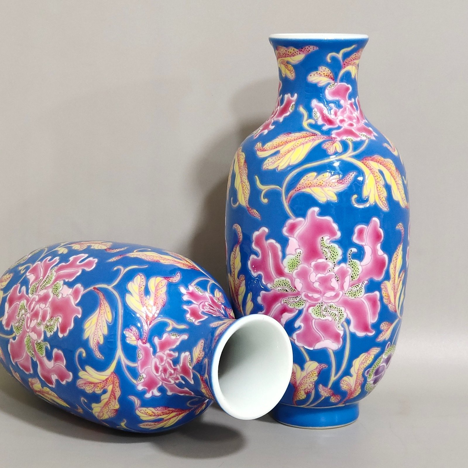 Qing Dynasty Kangxi A small blue-glazed flower vase