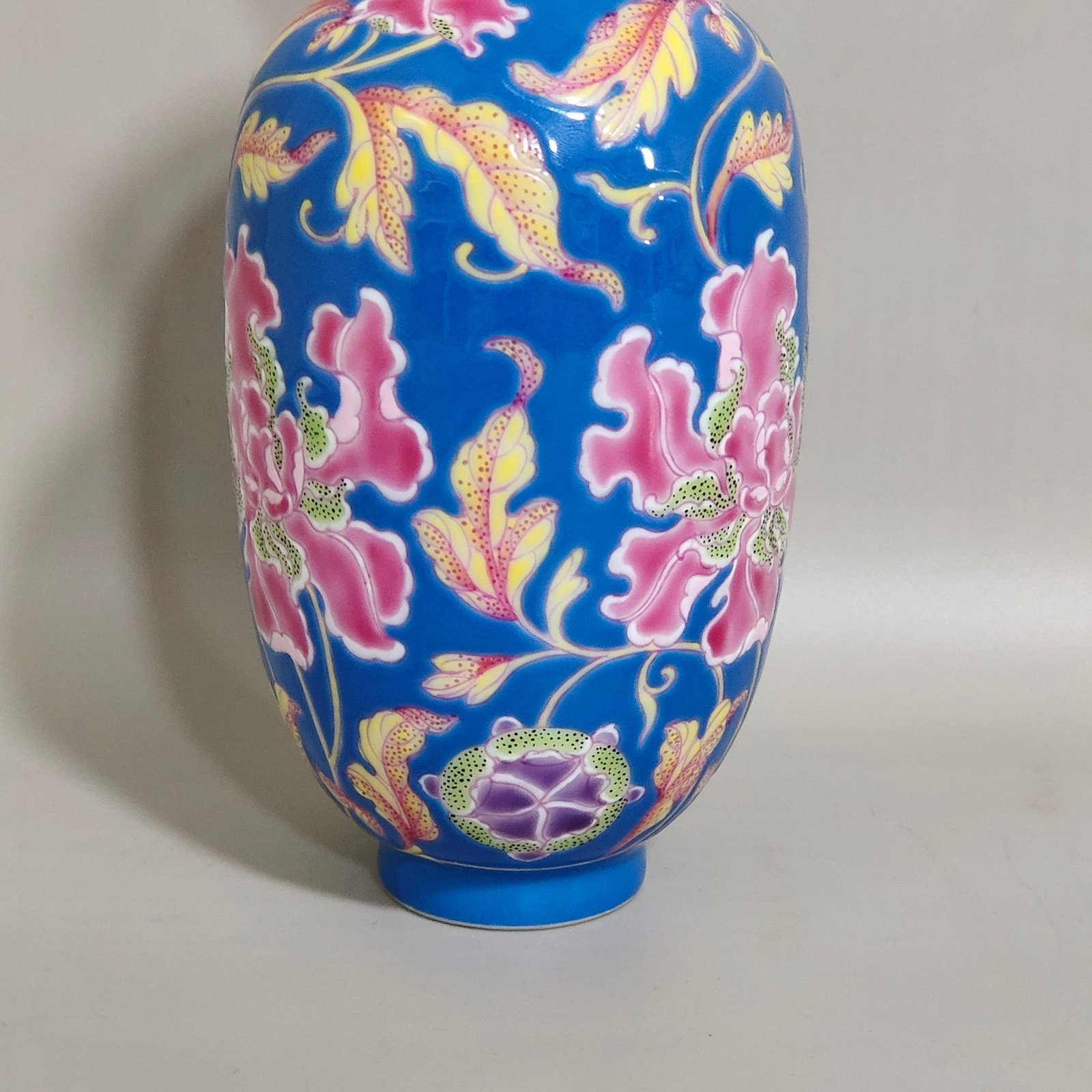 Qing Dynasty Kangxi A small blue-glazed flower vase