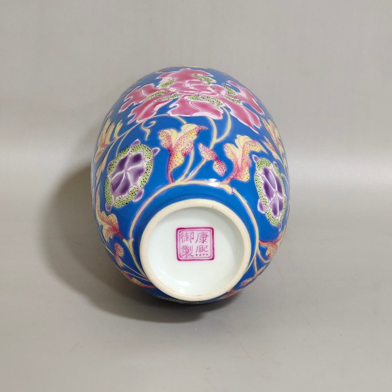 Qing Dynasty Kangxi A small blue-glazed flower vase