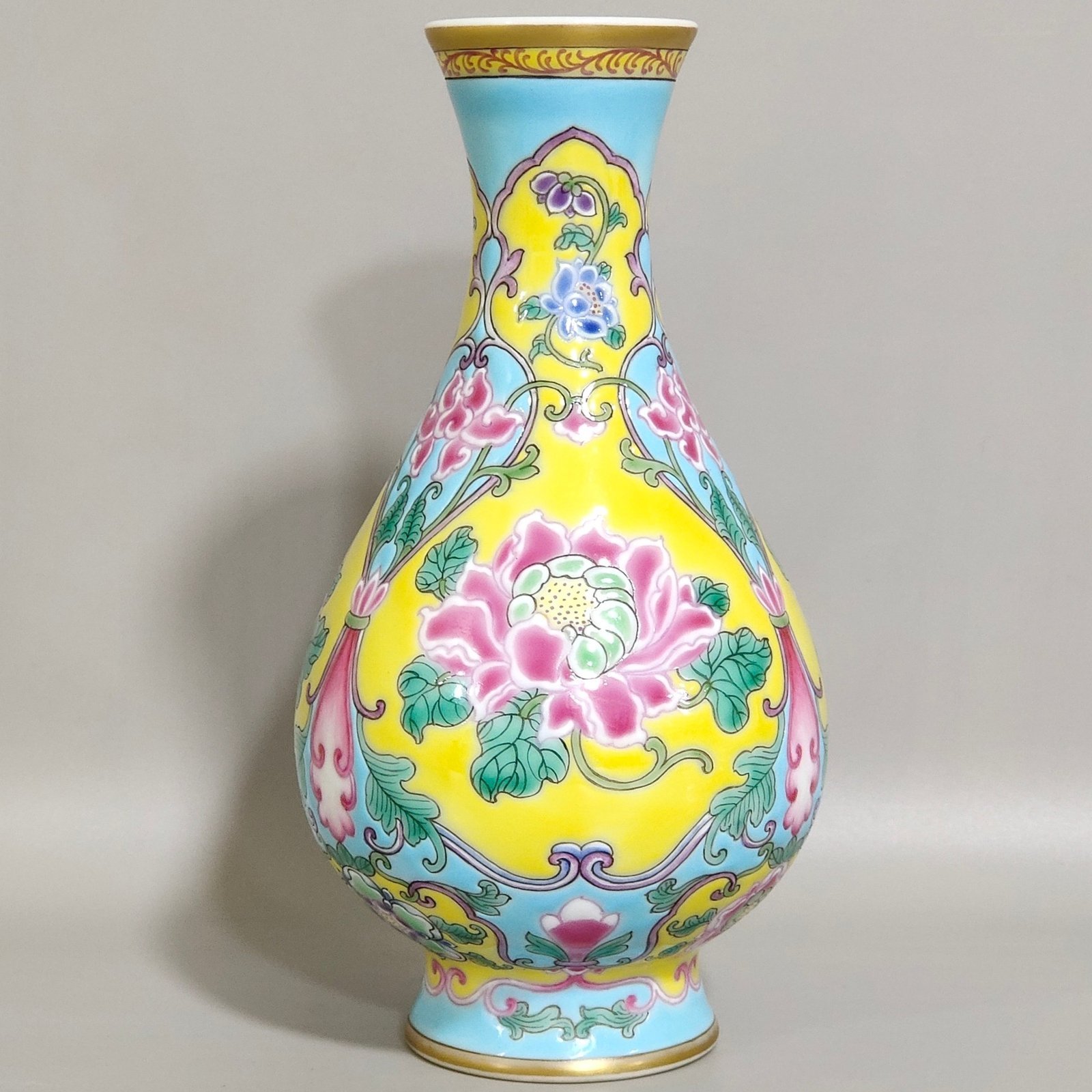 Qing Dynasty Emperor Kangxi imperial yellow ground window flower vase