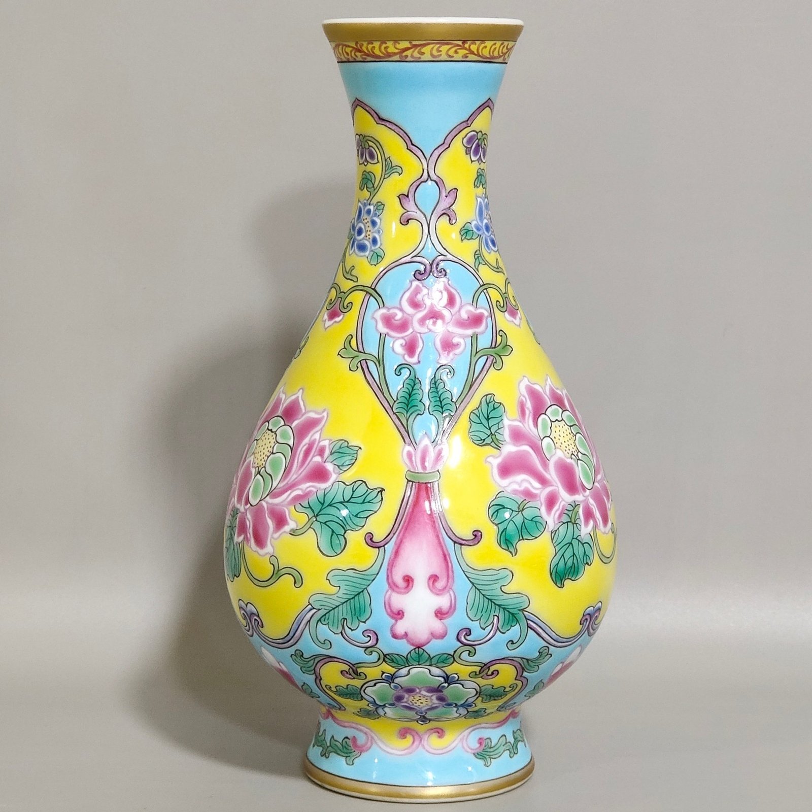 Qing Dynasty Emperor Kangxi imperial yellow ground window flower vase