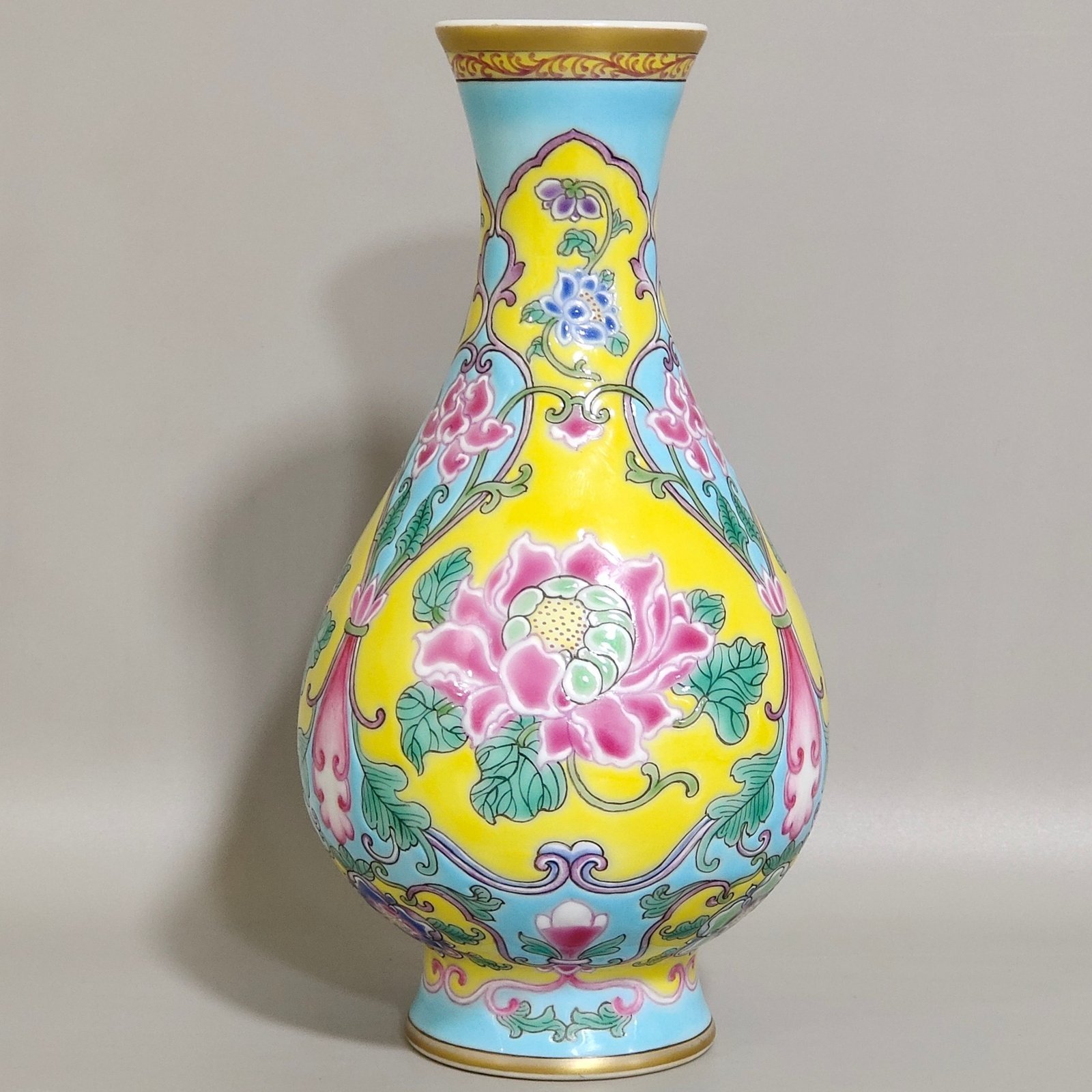 Qing Dynasty Emperor Kangxi imperial yellow ground window flower vase