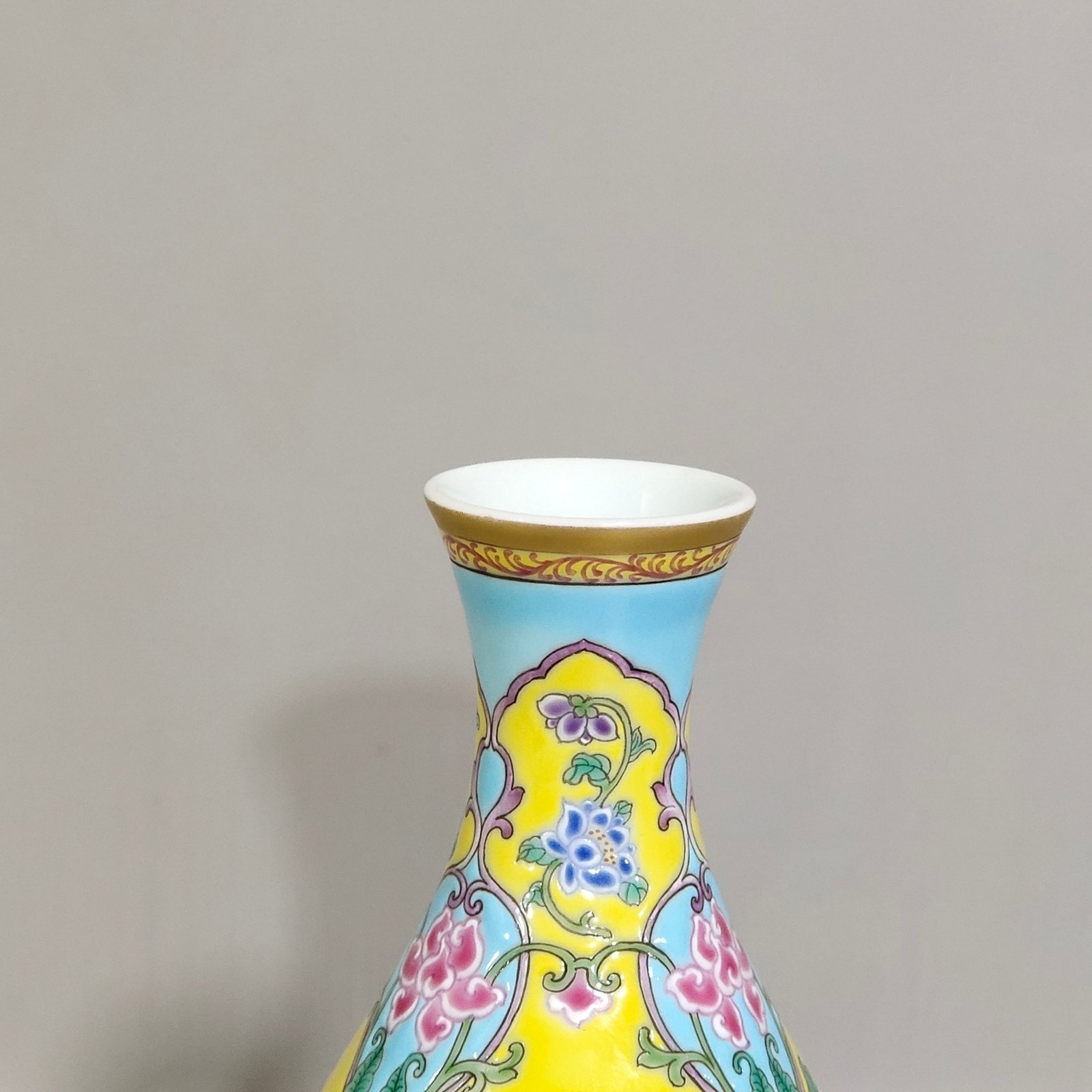 Qing Dynasty Emperor Kangxi imperial yellow ground window flower vase