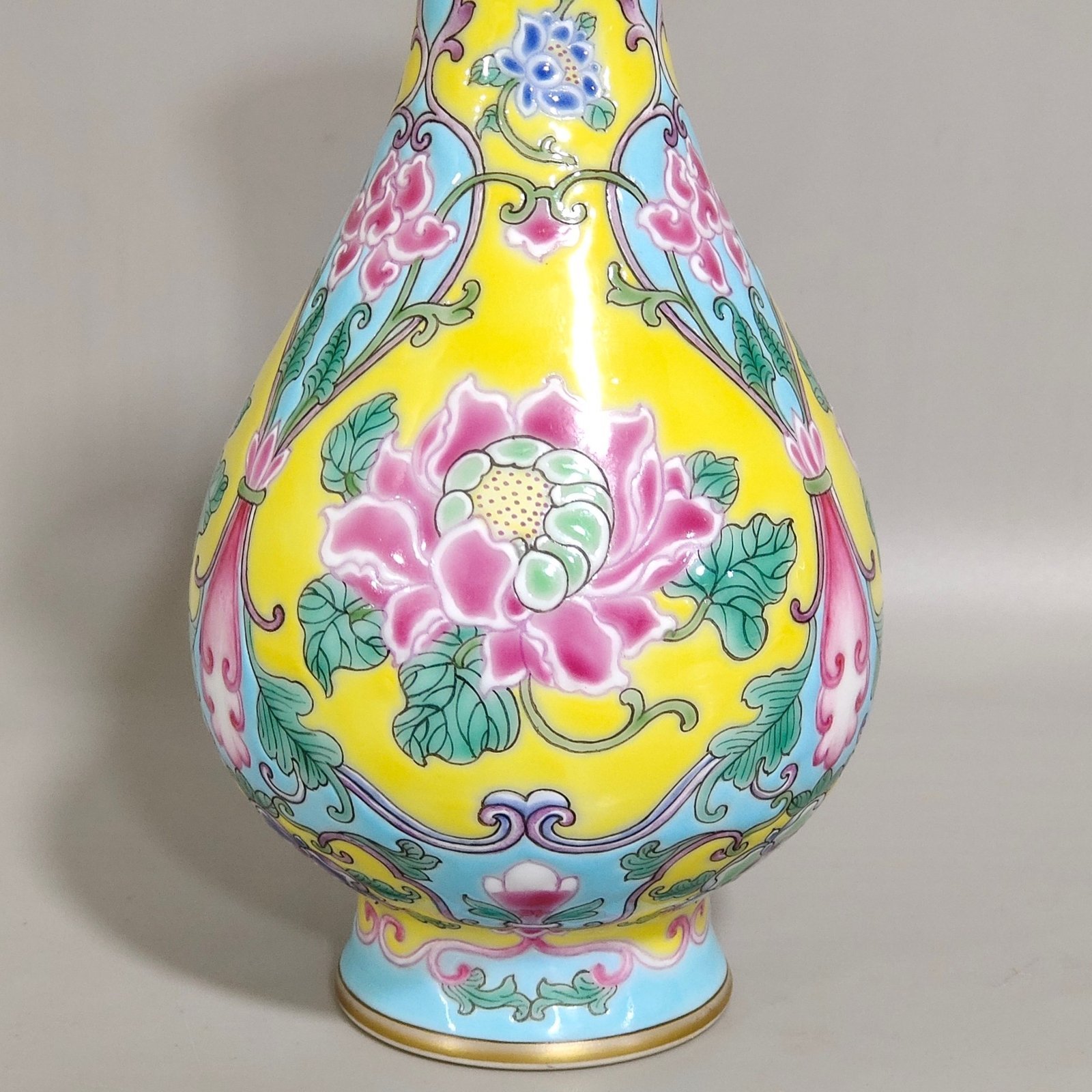 Qing Dynasty Emperor Kangxi imperial yellow ground window flower vase