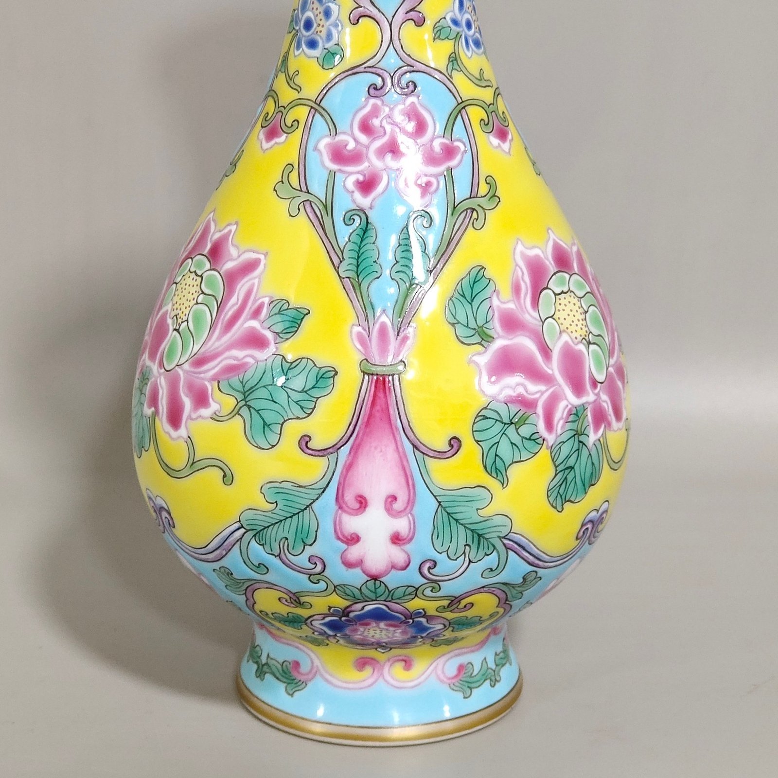 Qing Dynasty Emperor Kangxi imperial yellow ground window flower vase