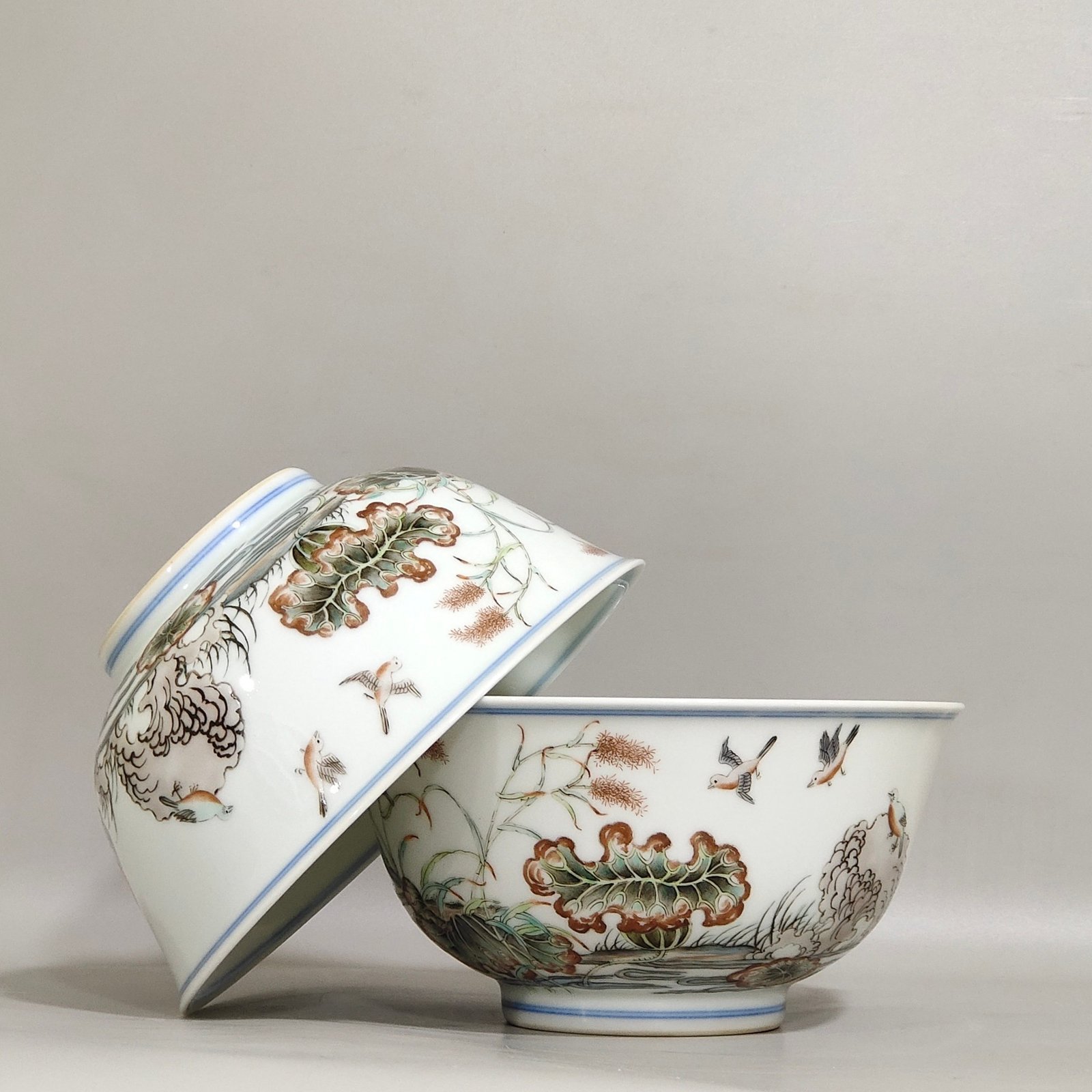 Qing Dynasty Kangxi plain three-color lotus bowl with mandarin ducks playing in the water