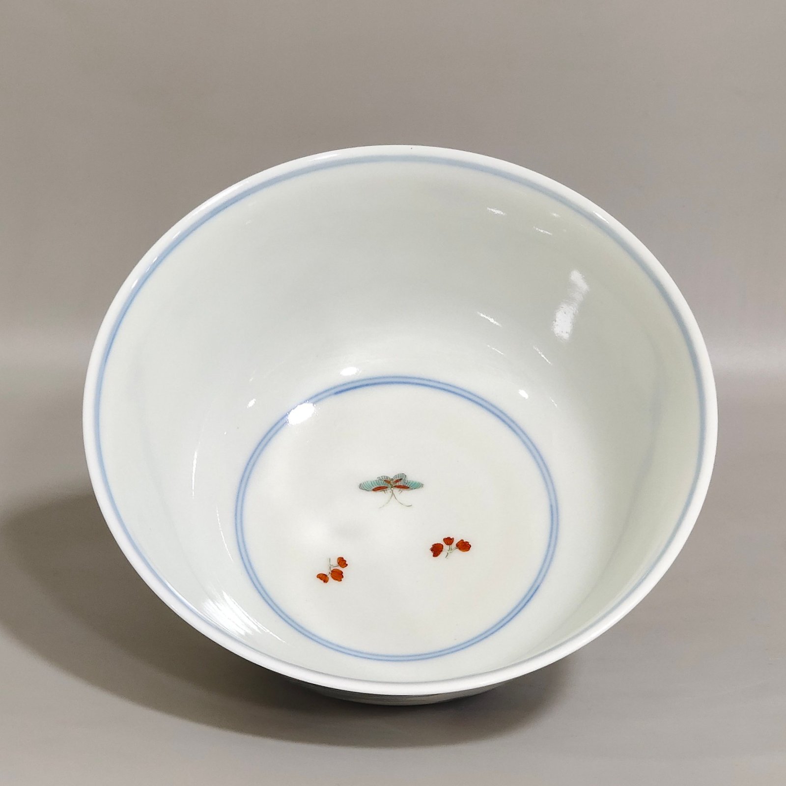 Qing Dynasty Kangxi plain three-color lotus bowl with mandarin ducks playing in the water