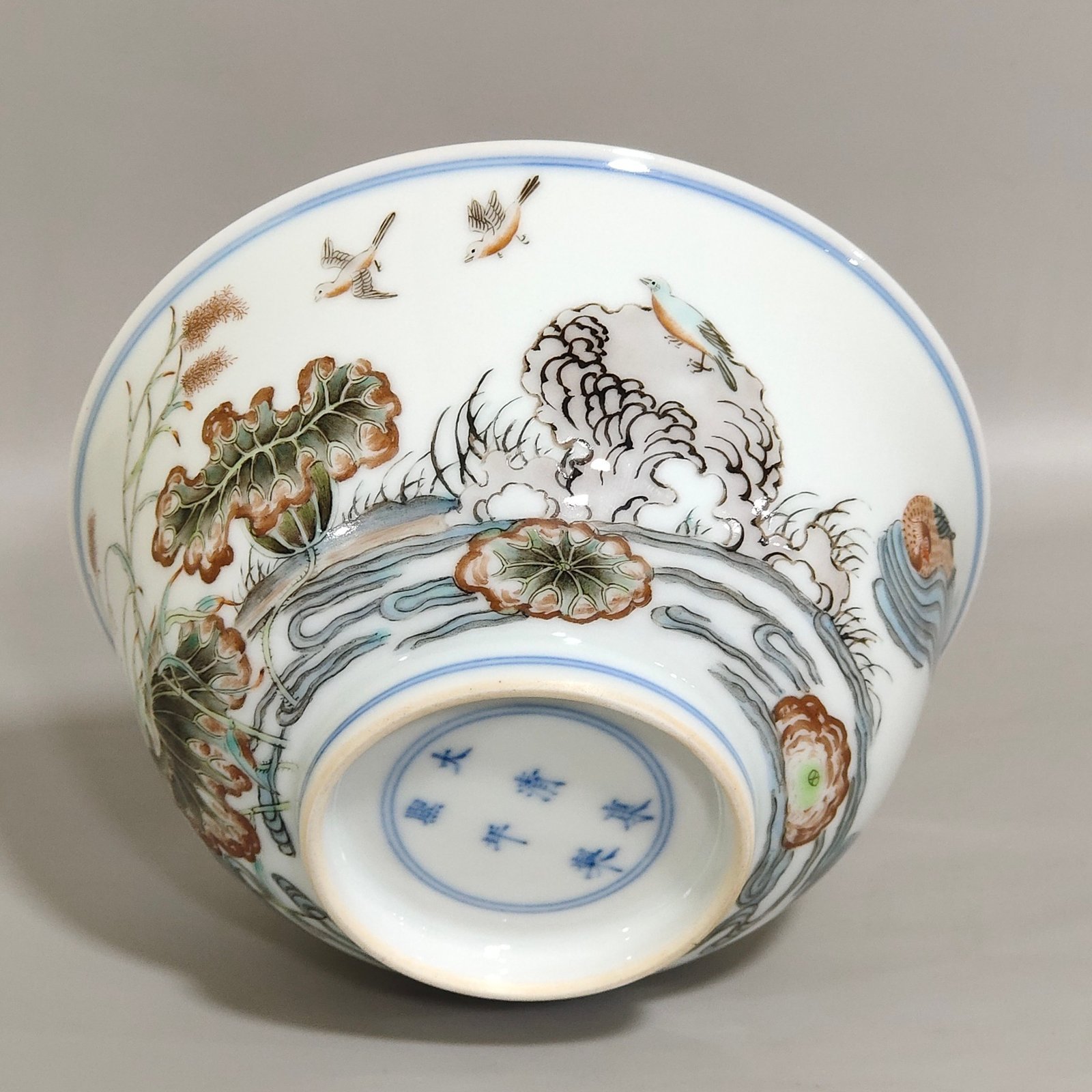 Qing Dynasty Kangxi plain three-color lotus bowl with mandarin ducks playing in the water