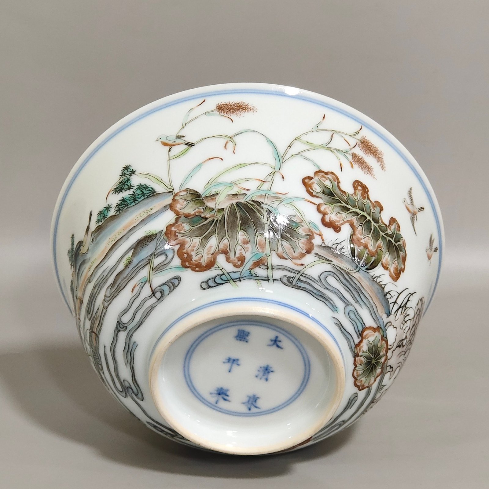 Qing Dynasty Kangxi plain three-color lotus bowl with mandarin ducks playing in the water