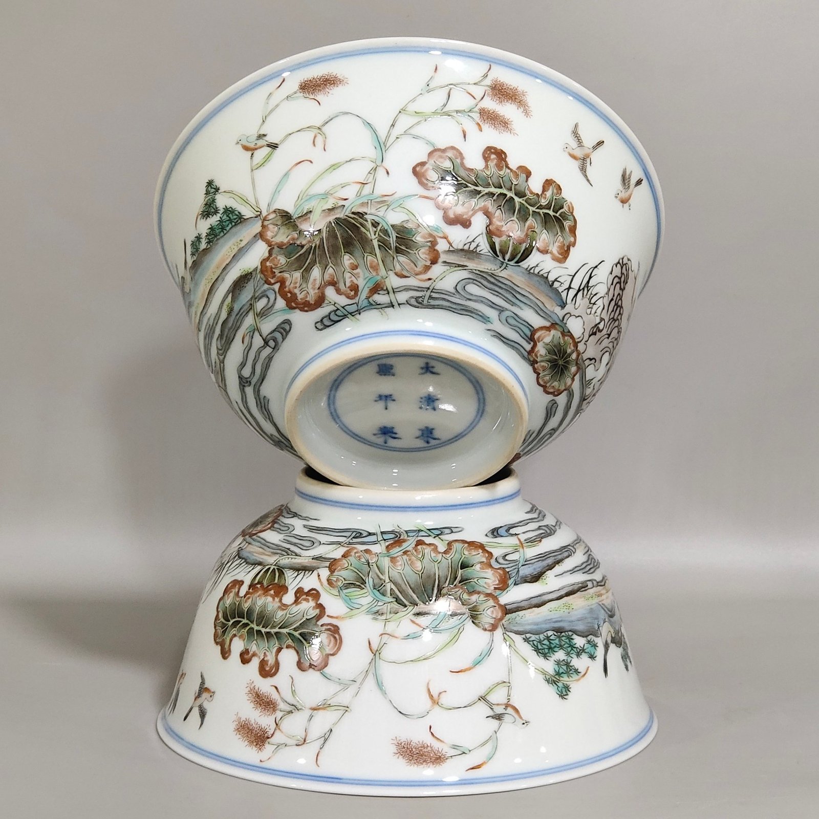 Qing Dynasty Kangxi plain three-color lotus bowl with mandarin ducks playing in the water