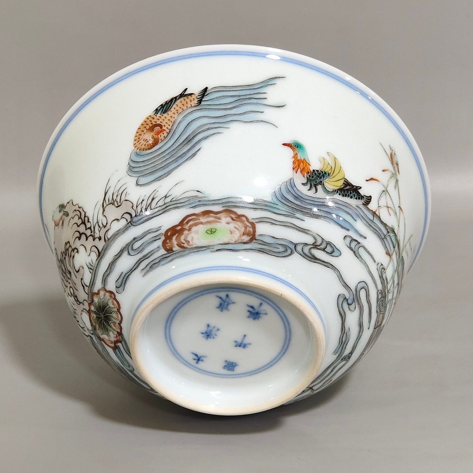 Qing Dynasty Kangxi plain three-color lotus bowl with mandarin ducks playing in the water