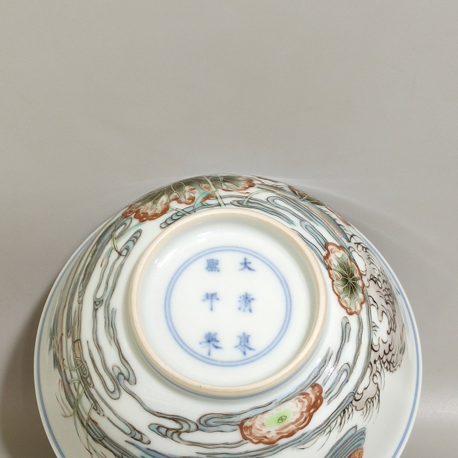 Qing Dynasty Kangxi plain three-color lotus bowl with mandarin ducks playing in the water