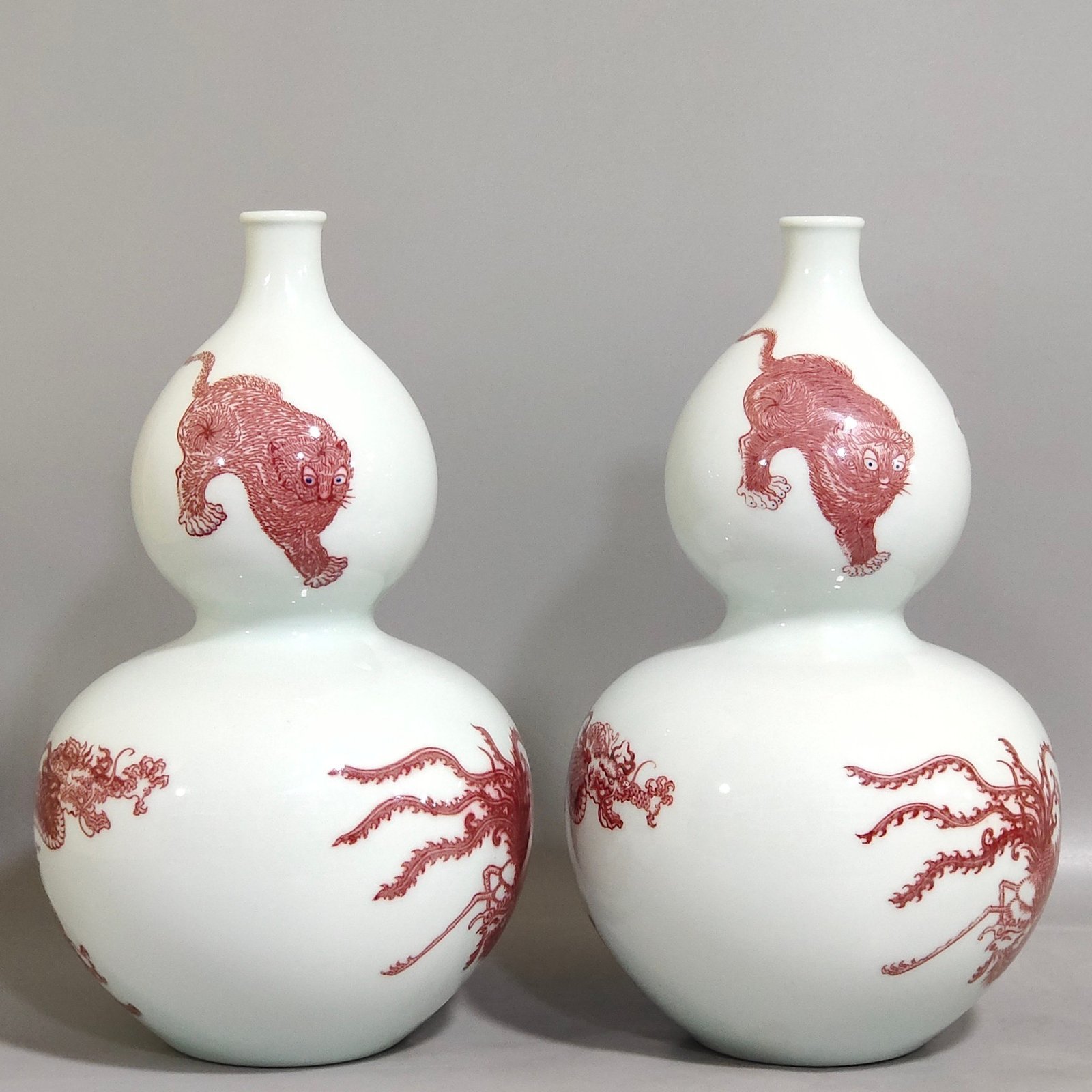 Qing Dynasty Kangxi underglaze red animal gourd bottle