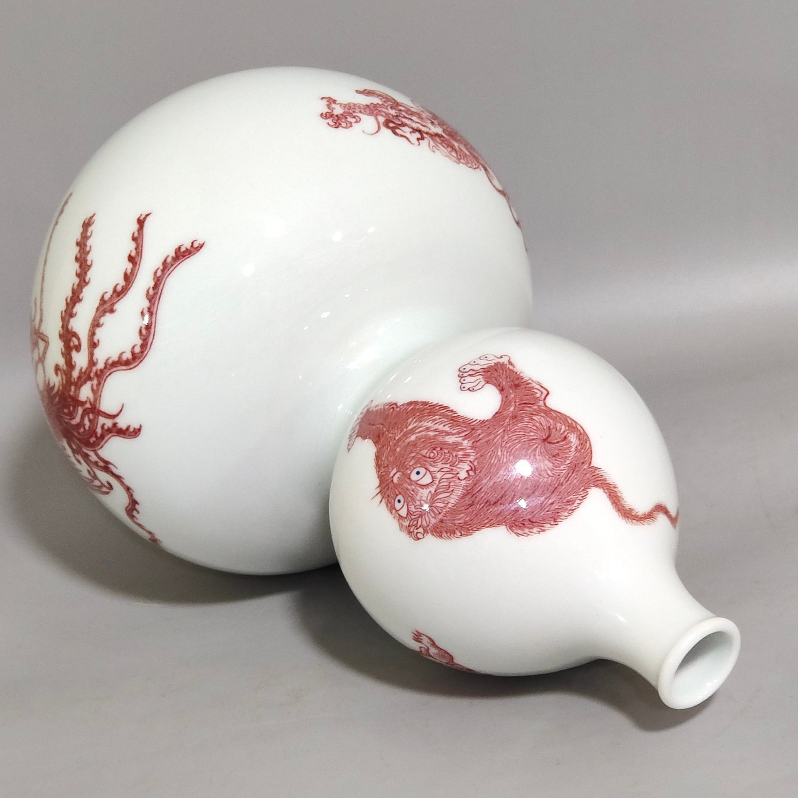 Qing Dynasty Kangxi underglaze red animal gourd bottle