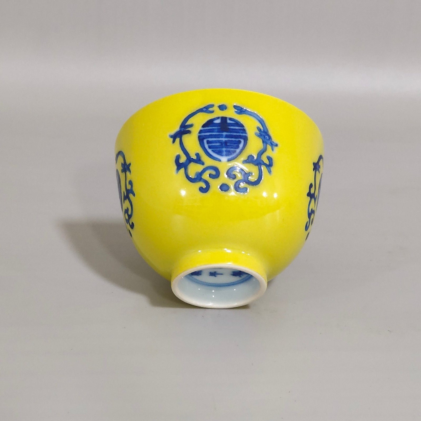 Qing Dynasty Kangxi blue and white and yellow longevity cup