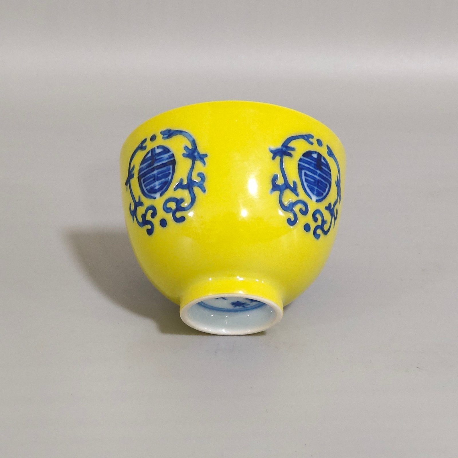 Qing Dynasty Kangxi blue and white and yellow longevity cup