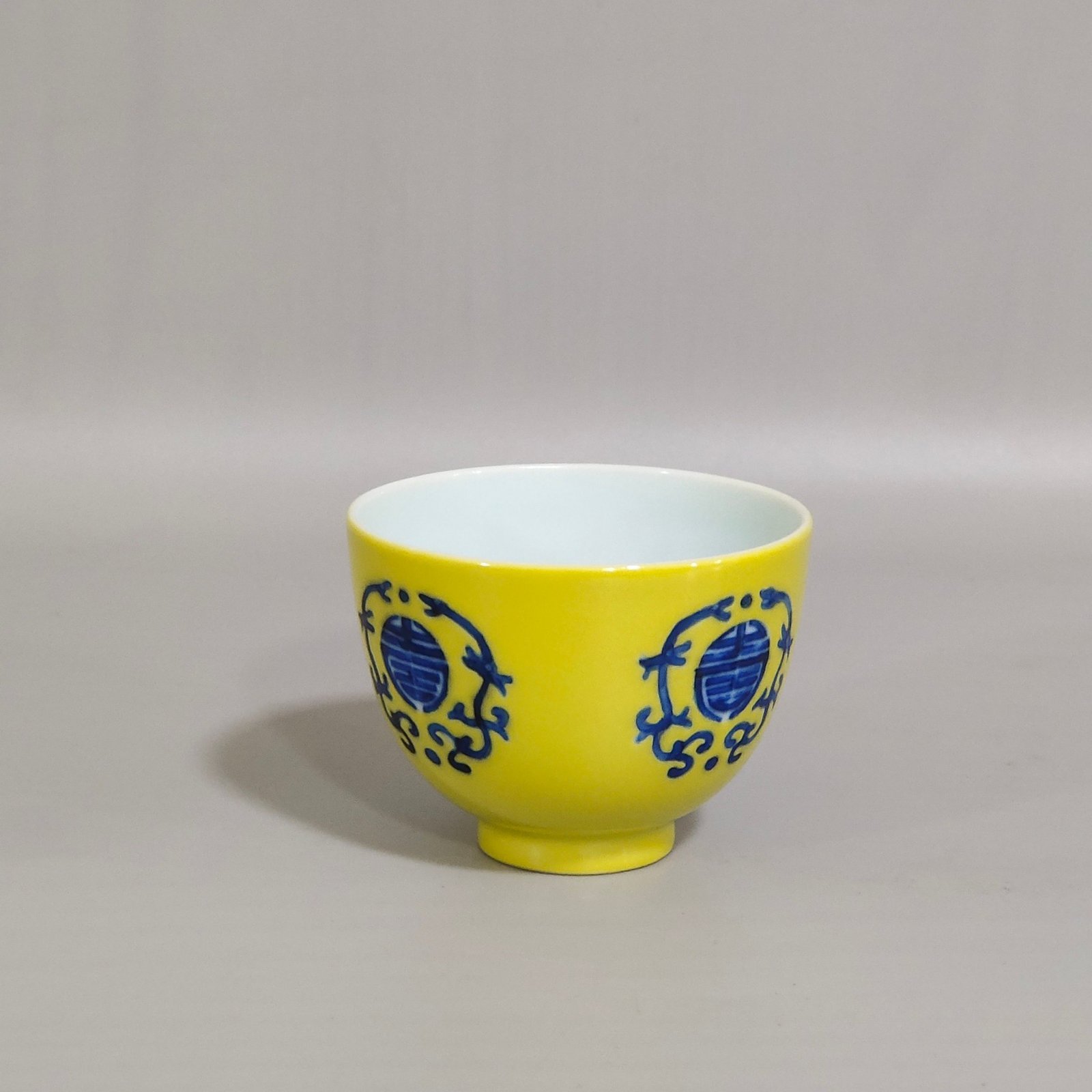 Qing Dynasty Kangxi blue and white and yellow longevity cup