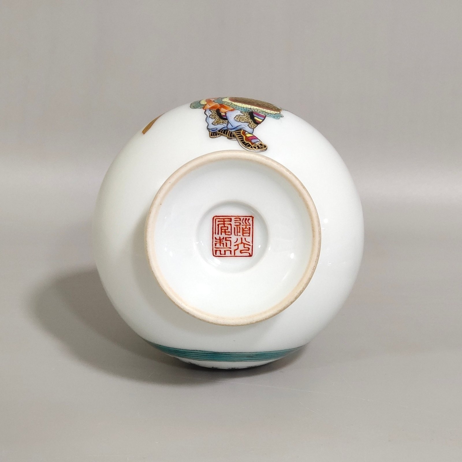 Qing Dynasty Daoguang figures and poems inscribed on the vase