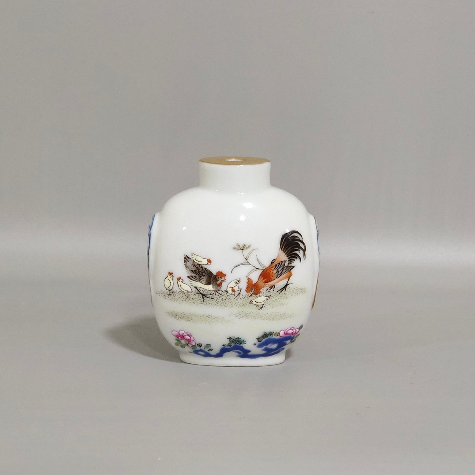 Qing Dynasty Daoguang Family Snuff Bottle