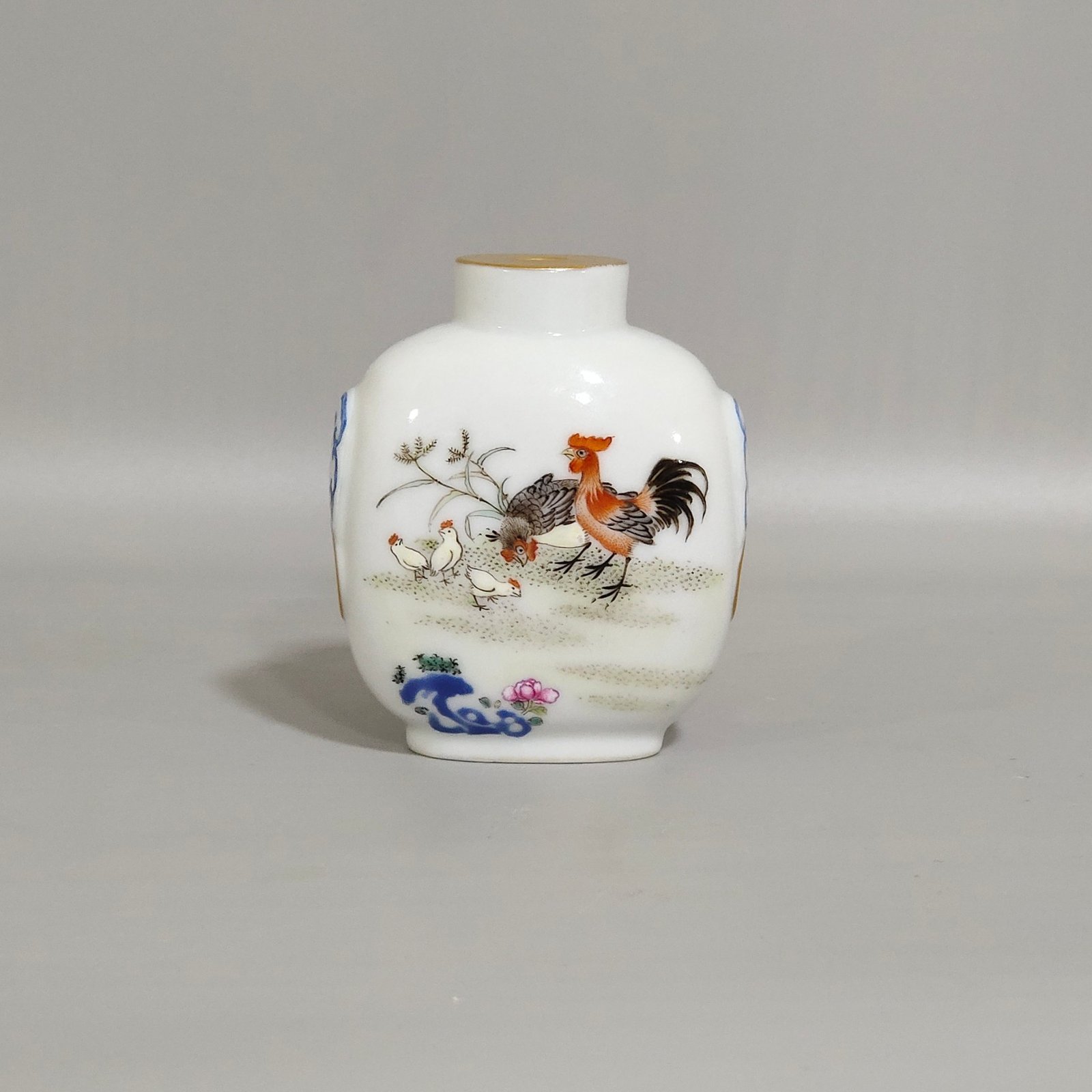 Qing Dynasty Daoguang Family Snuff Bottle
