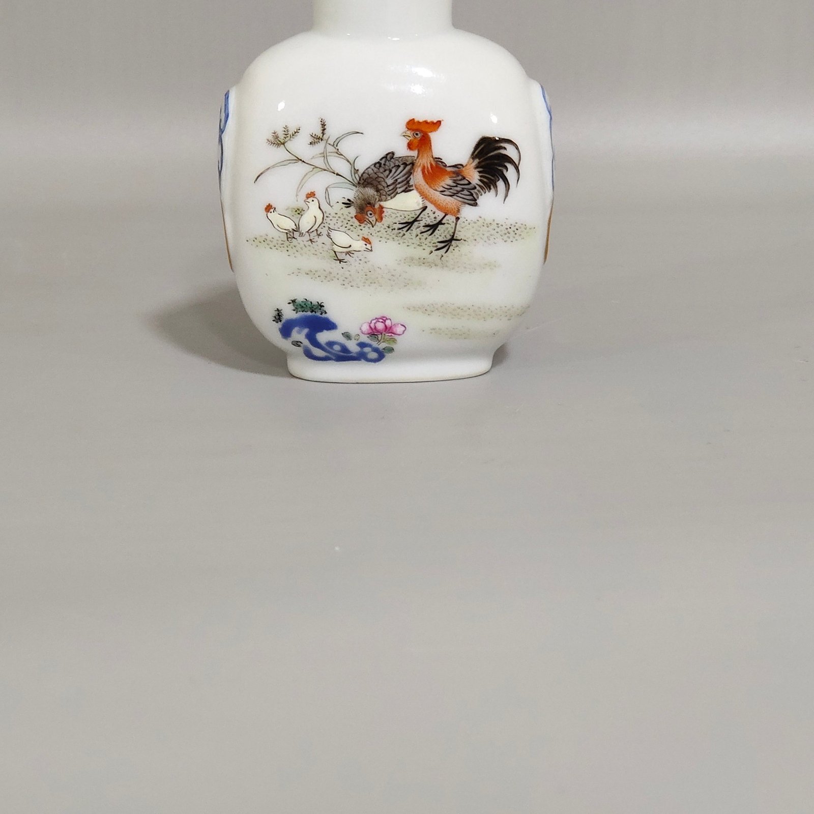 Qing Dynasty Daoguang Family Snuff Bottle