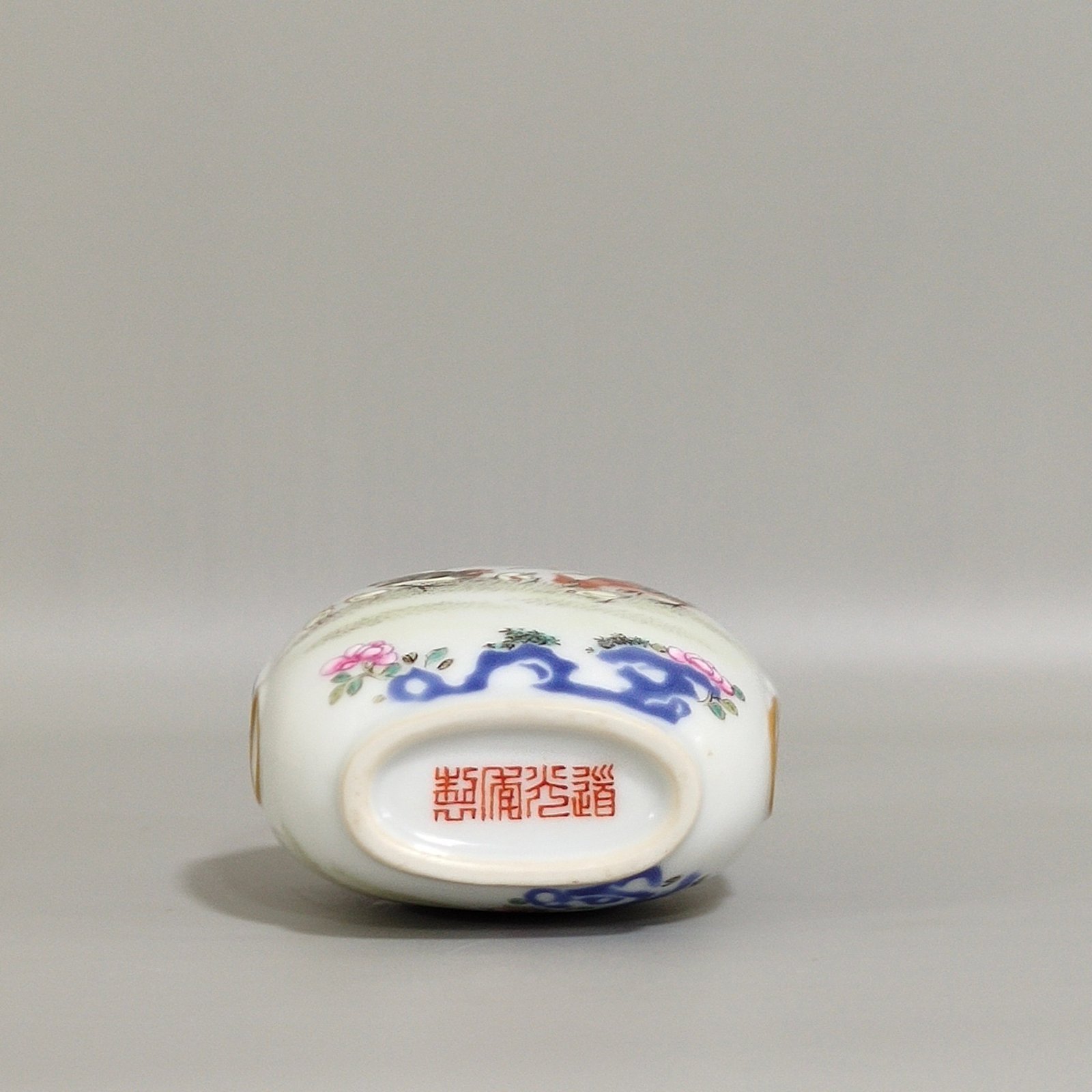 Qing Dynasty Daoguang Family Snuff Bottle