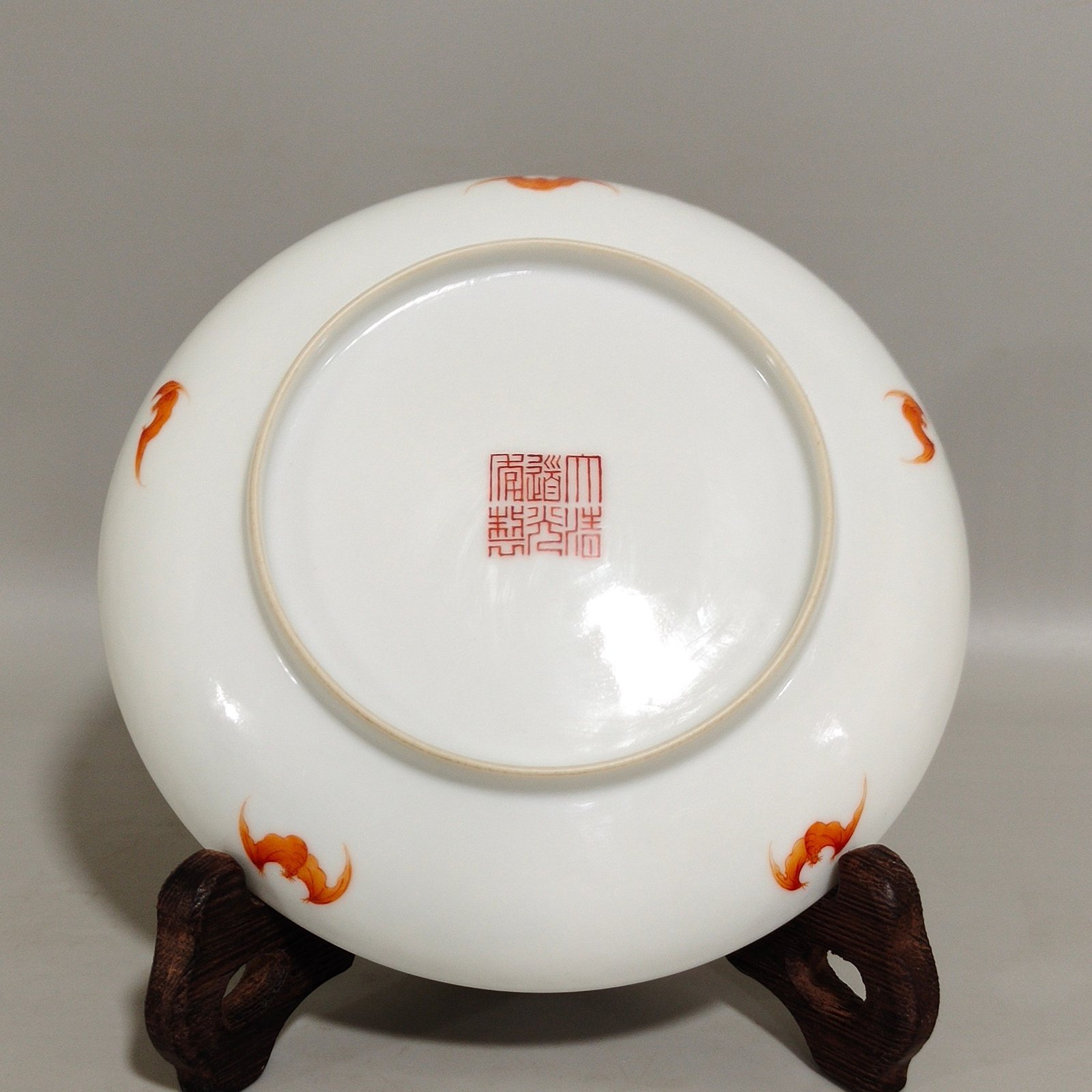 Qing Dynasty Daoguang Suihan Three Friends Pine and Five Blessings butterfly dish