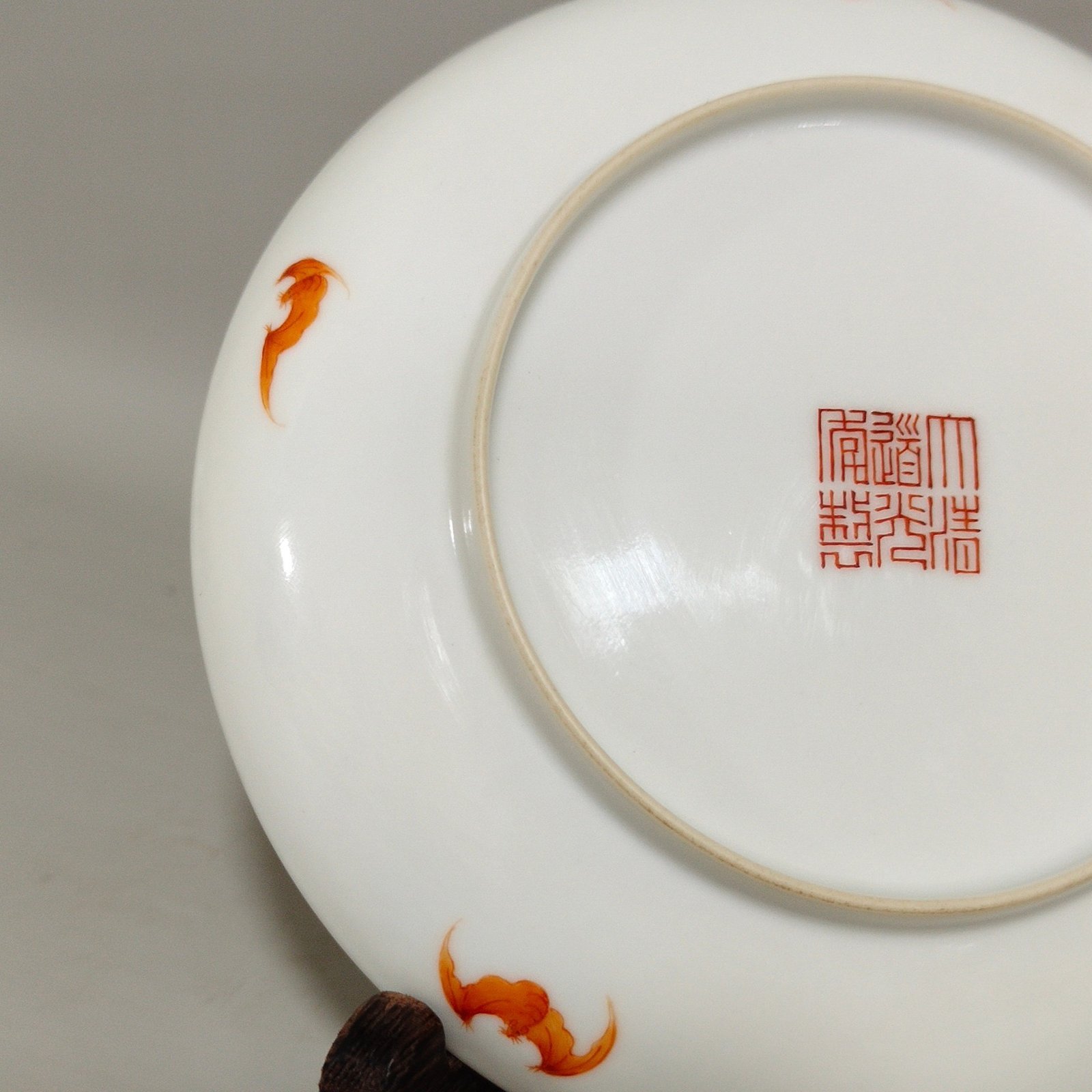 Qing Dynasty Daoguang Suihan Three Friends Pine and Five Blessings butterfly dish