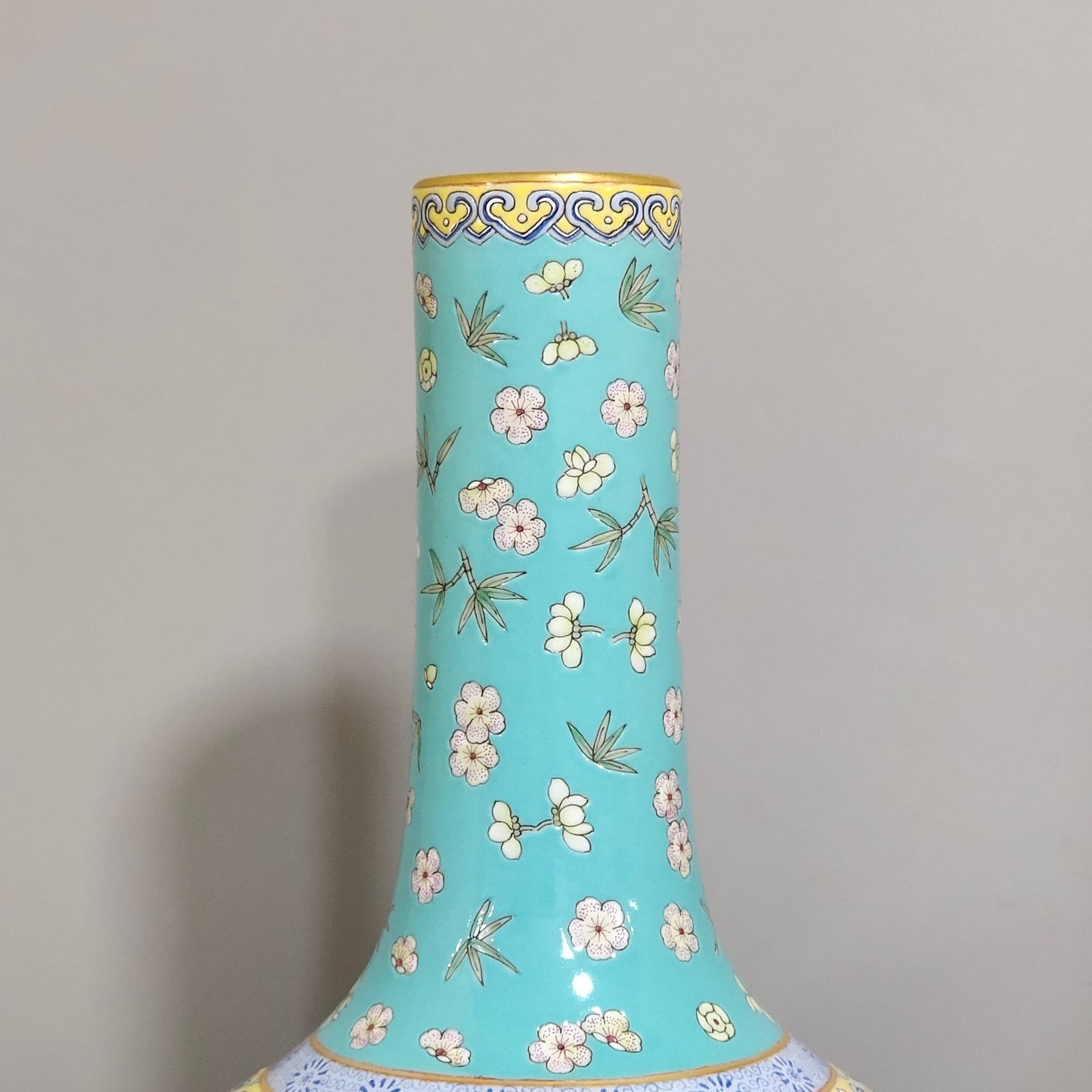 Qing Dynasty Daoguang turquoise green bamboo plum vase