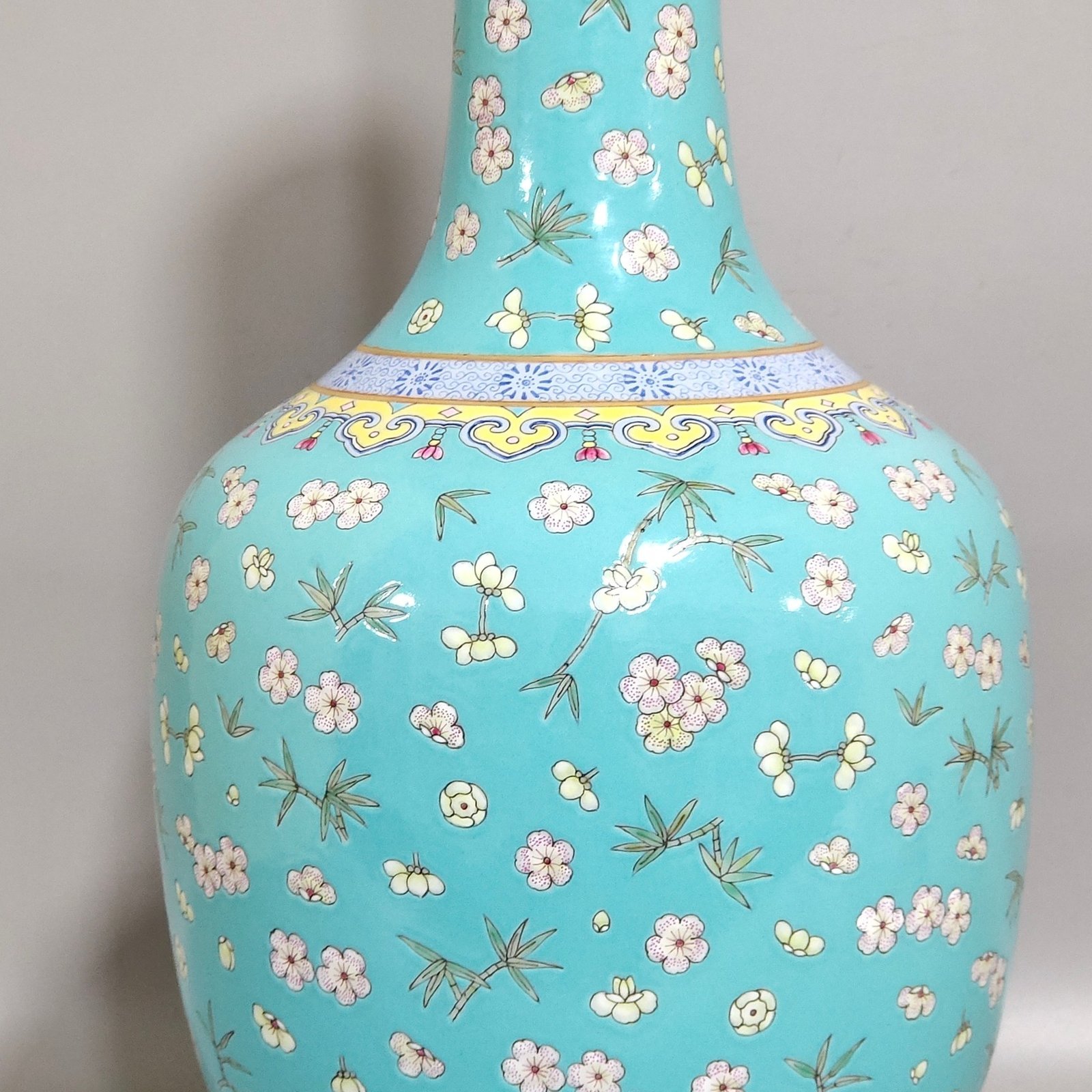 Qing Dynasty Daoguang turquoise green bamboo plum vase