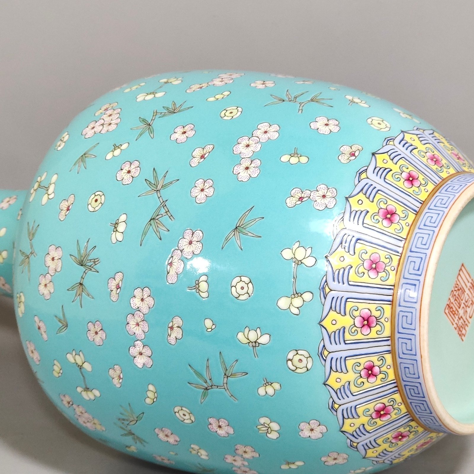 Qing Dynasty Daoguang turquoise green bamboo plum vase