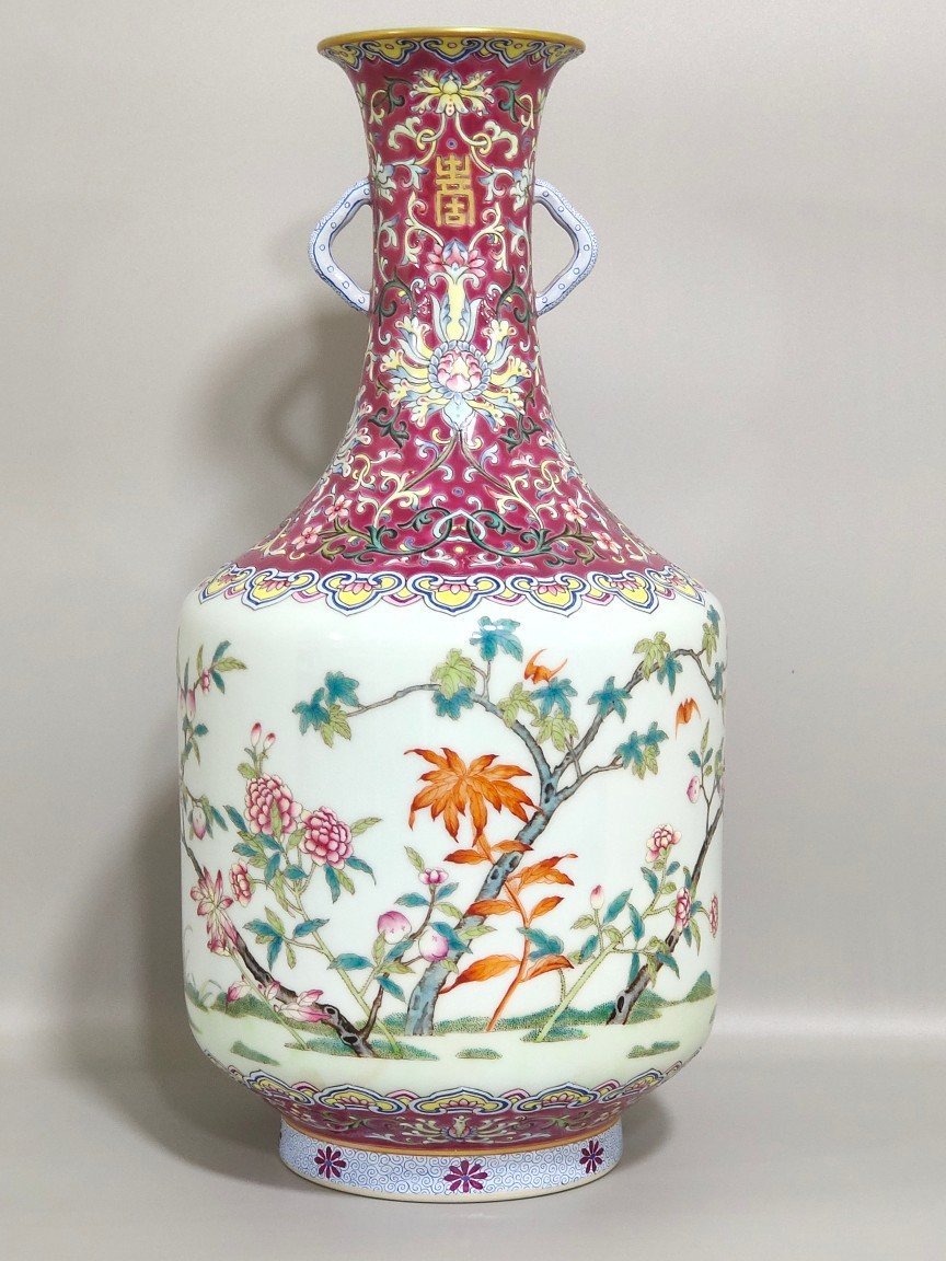 Qing Dynasty Daoguang rouge ground Sanqiu amphora
