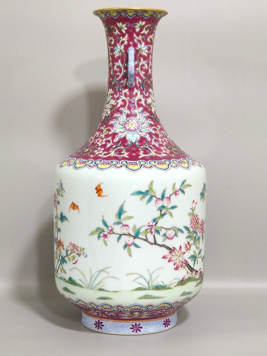 Qing Dynasty Daoguang rouge ground Sanqiu amphora