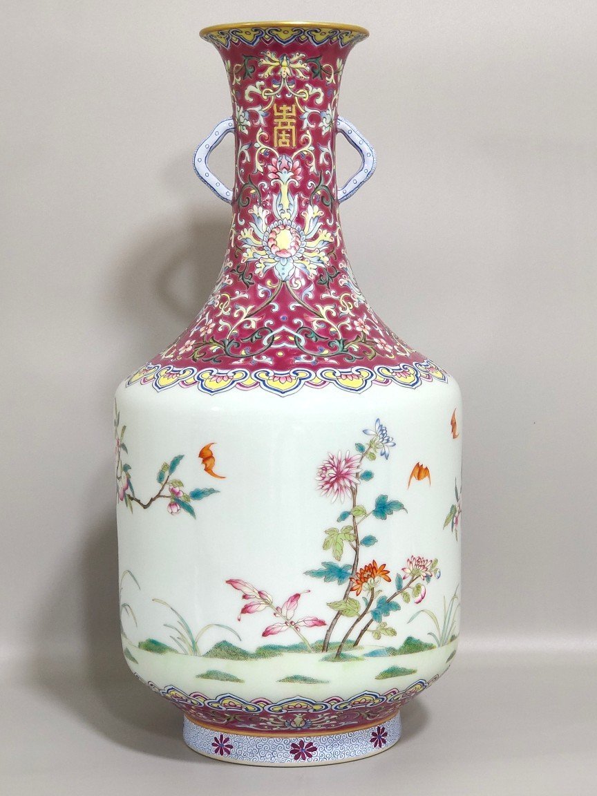 Qing Dynasty Daoguang rouge ground Sanqiu amphora