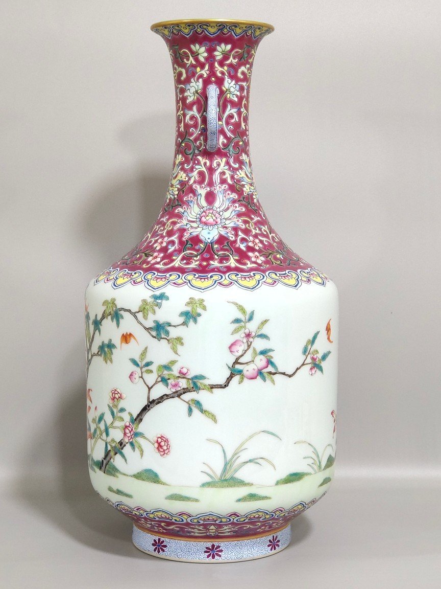 Qing Dynasty Daoguang rouge ground Sanqiu amphora