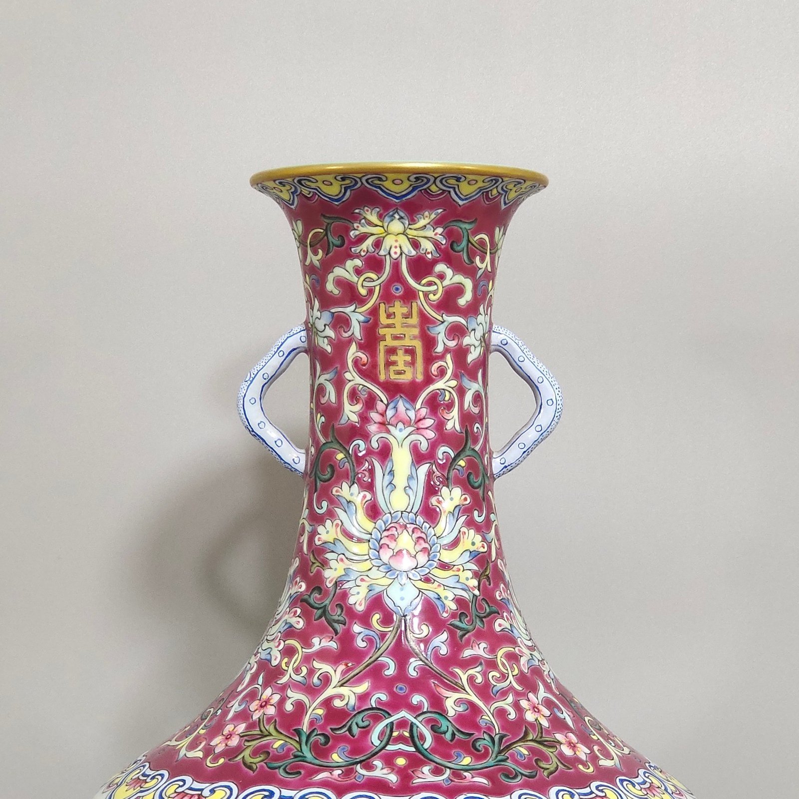 Qing Dynasty Daoguang rouge ground Sanqiu amphora