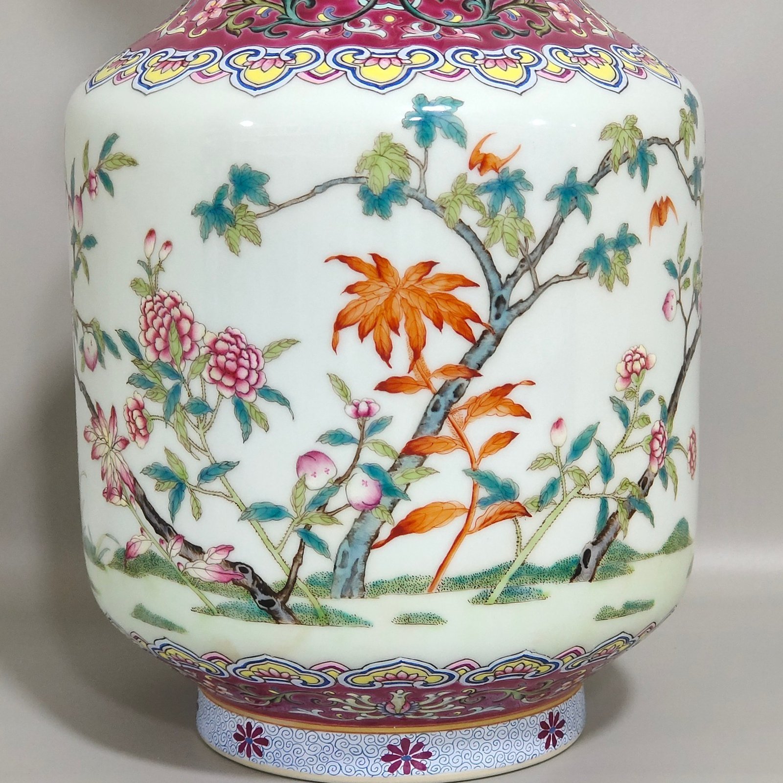 Qing Dynasty Daoguang rouge ground Sanqiu amphora