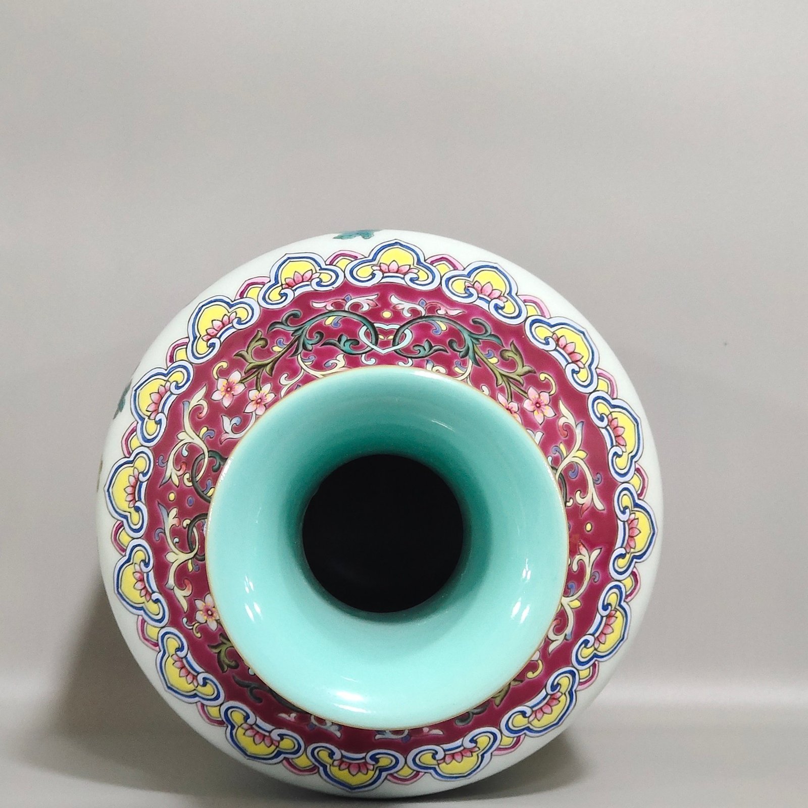 Qing Dynasty Daoguang rouge ground Sanqiu amphora