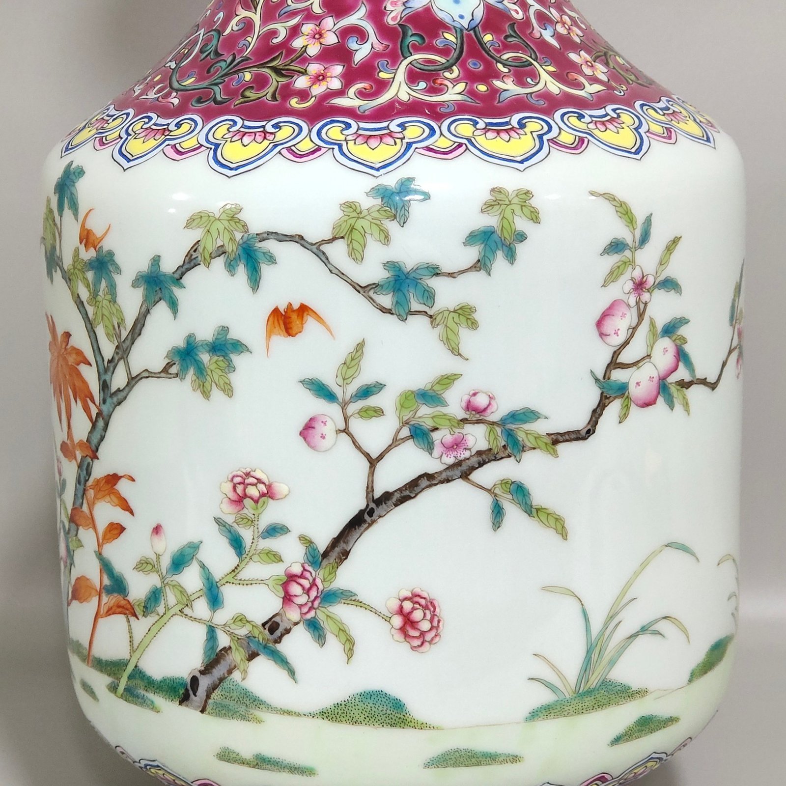 Qing Dynasty Daoguang rouge ground Sanqiu amphora