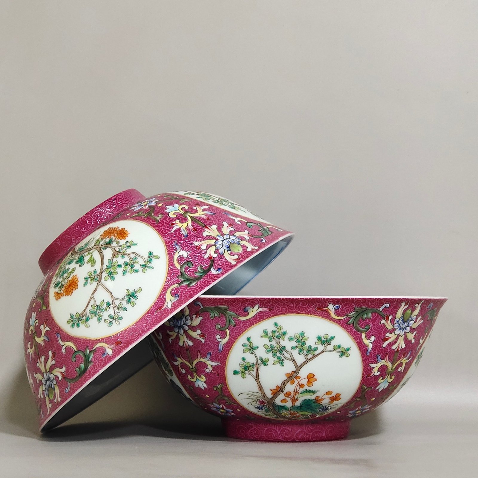 Qing Dynasty Daoguang rouge ground rolling window with flowers inside blue and white bowl