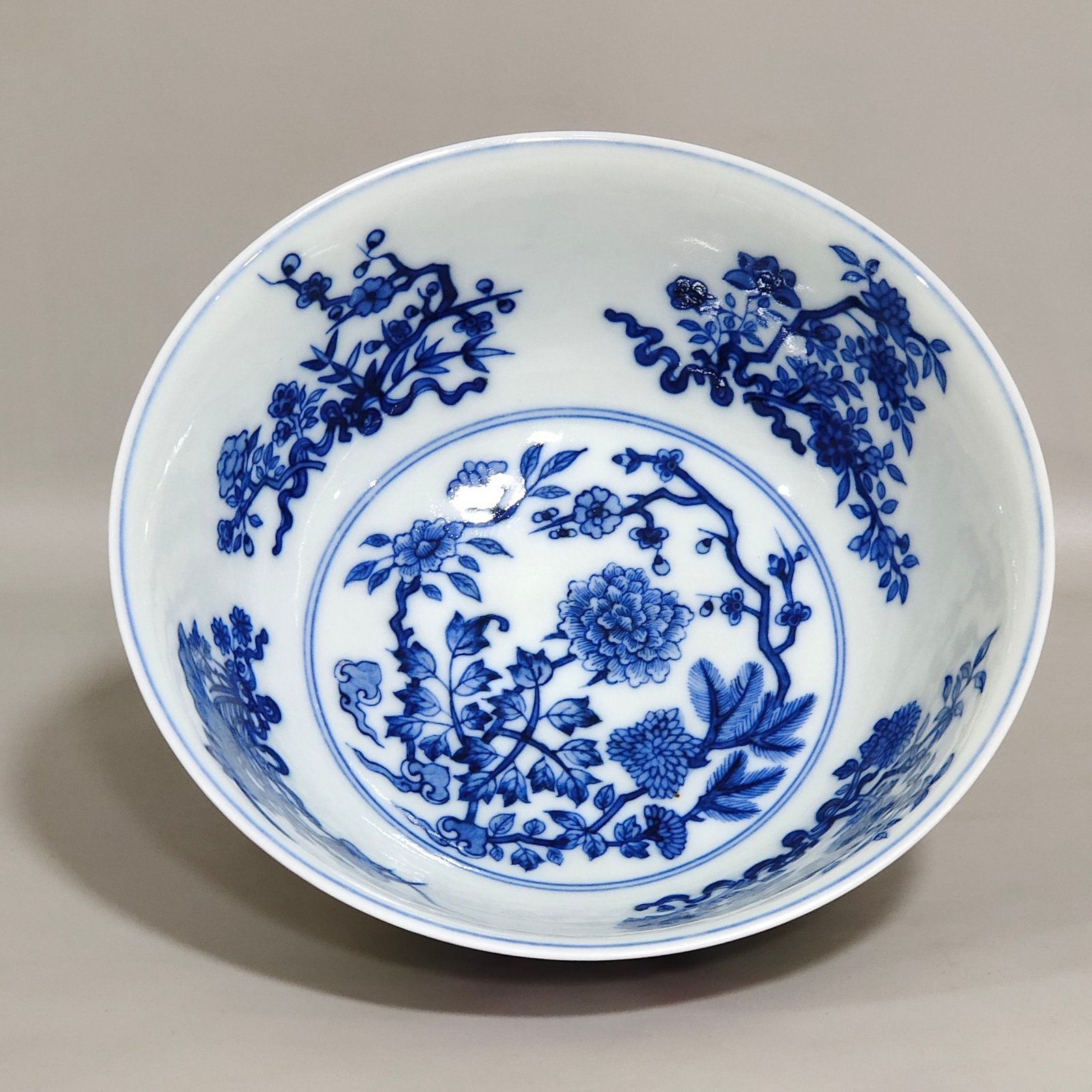 Qing Dynasty Daoguang rouge ground rolling window with flowers inside blue and white bowl