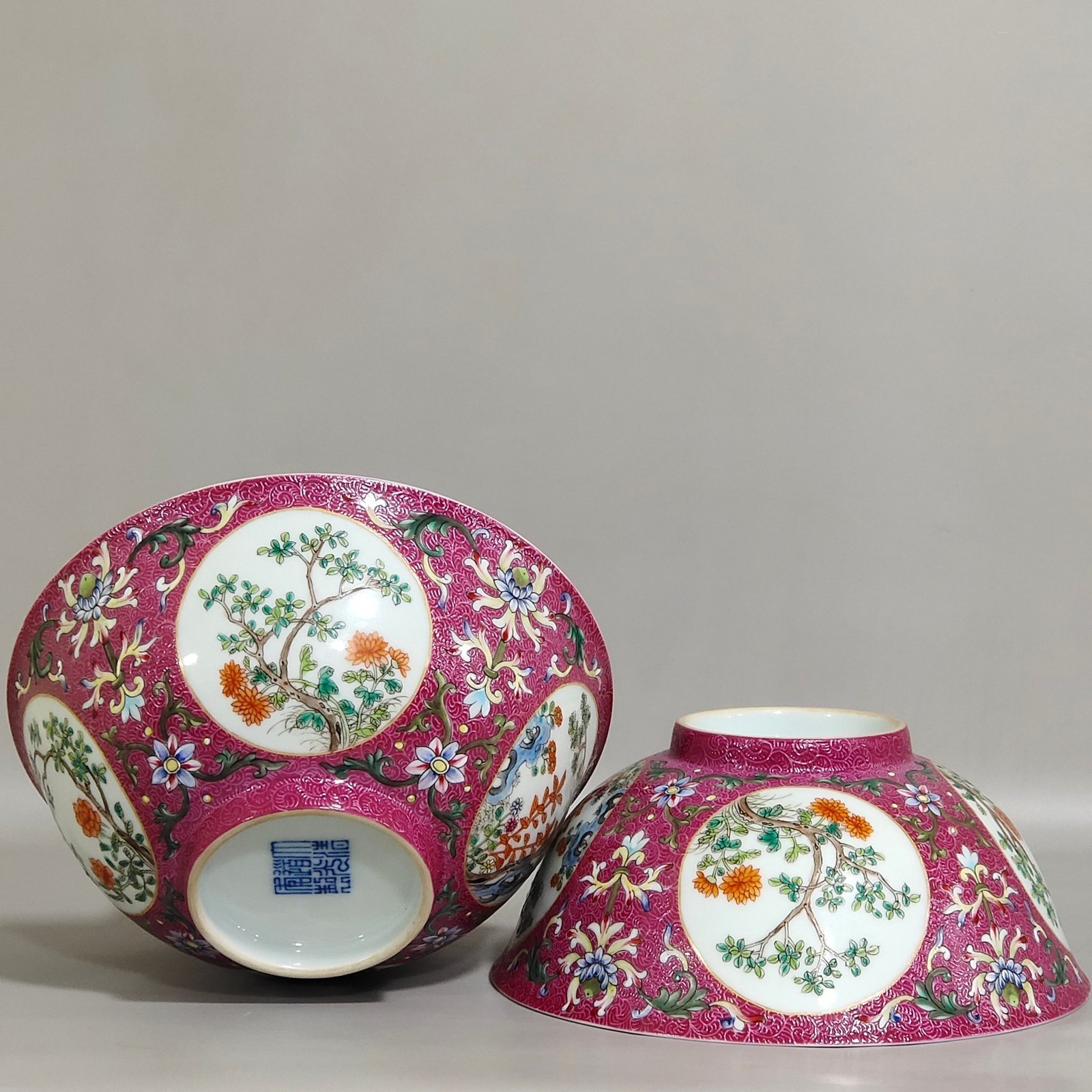 Qing Dynasty Daoguang rouge ground rolling window with flowers inside blue and white bowl