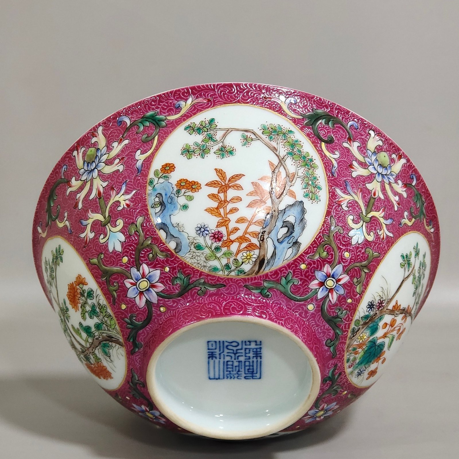 Qing Dynasty Daoguang rouge ground rolling window with flowers inside blue and white bowl
