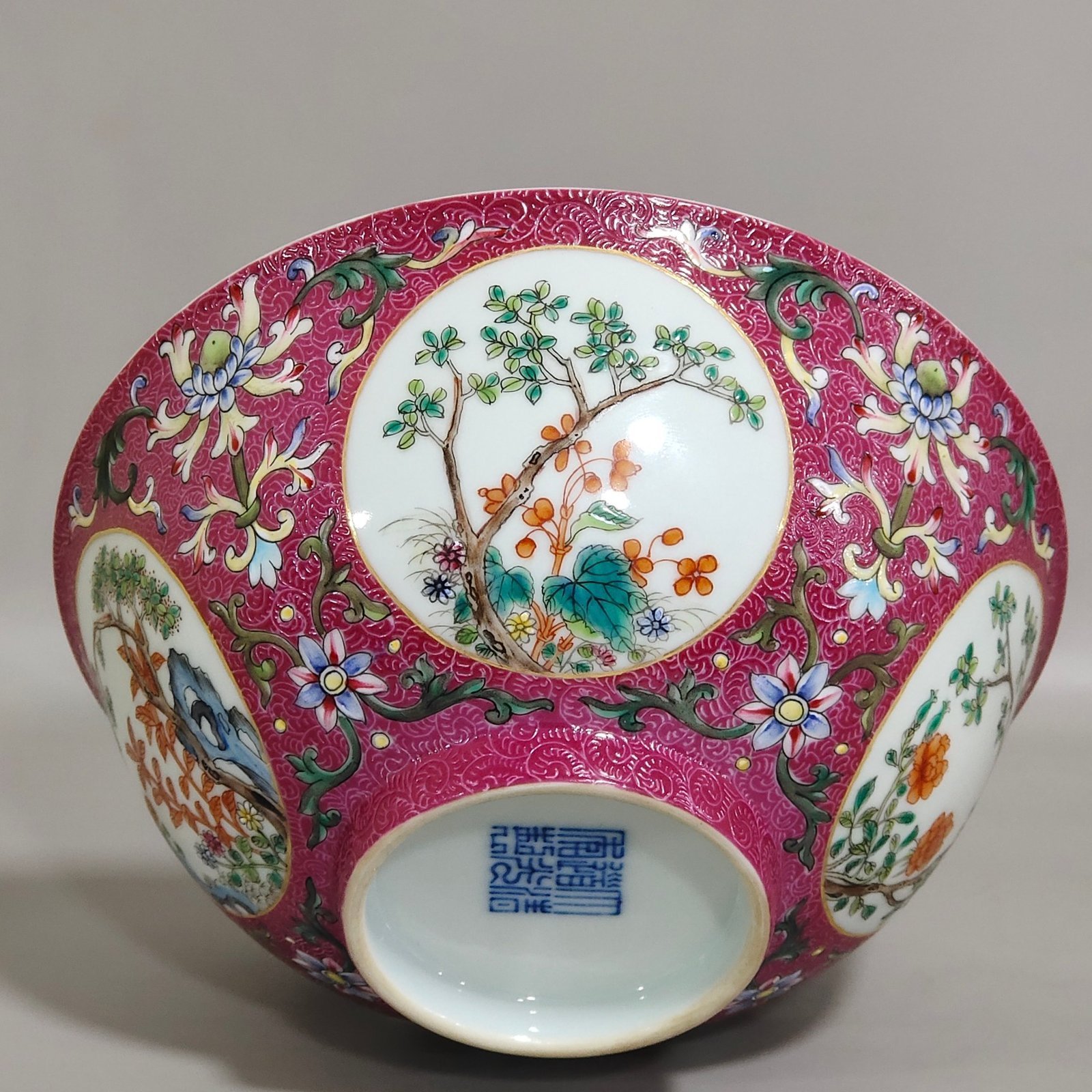 Qing Dynasty Daoguang rouge ground rolling window with flowers inside blue and white bowl