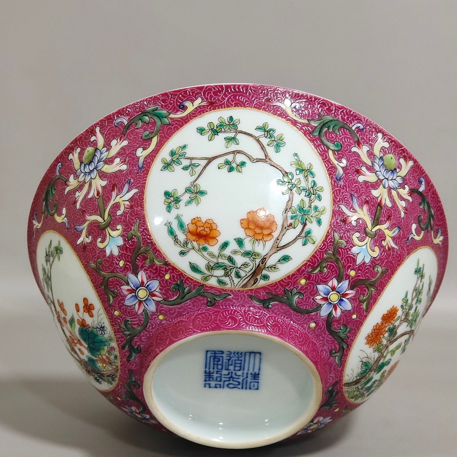 Qing Dynasty Daoguang rouge ground rolling window with flowers inside blue and white bowl