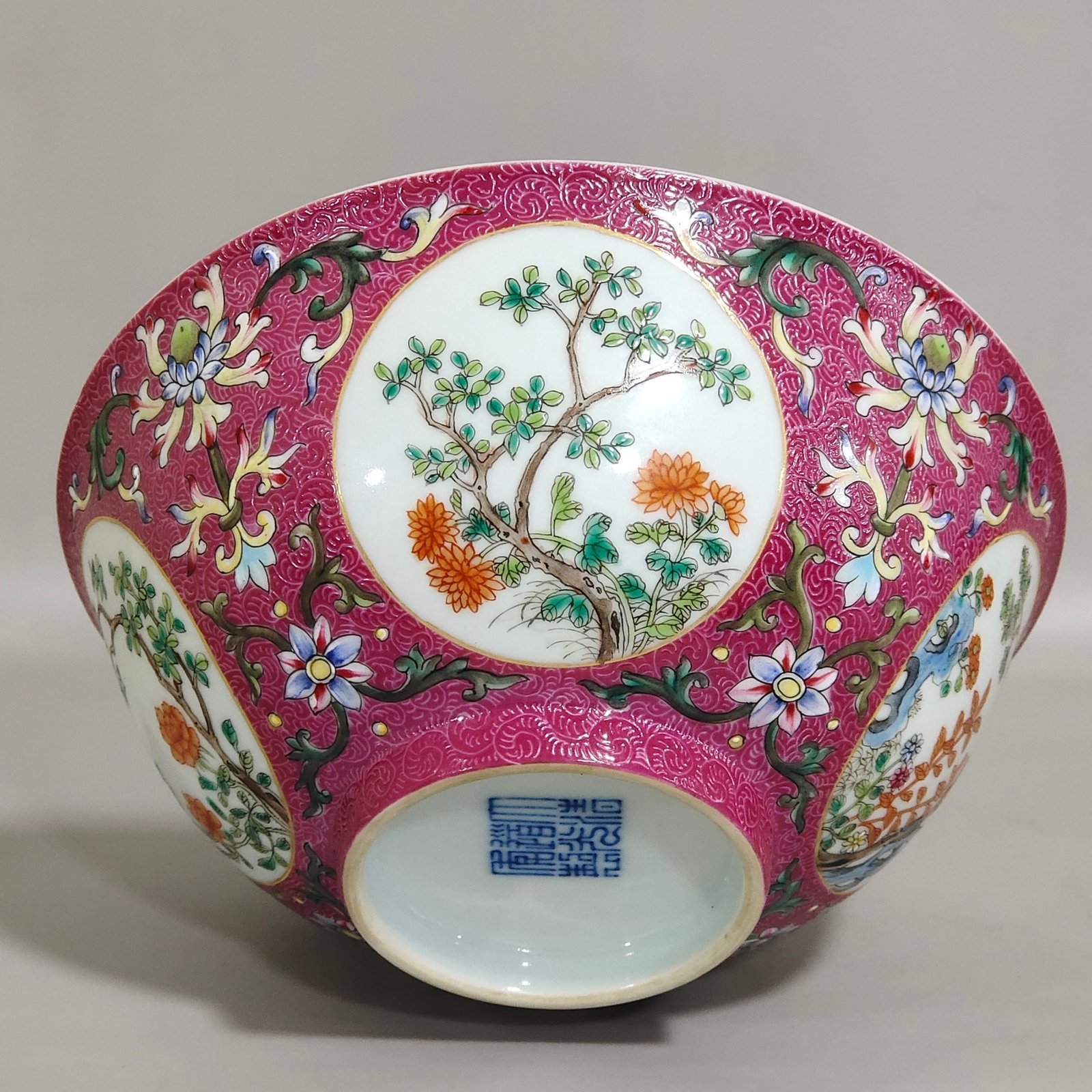Qing Dynasty Daoguang rouge ground rolling window with flowers inside blue and white bowl