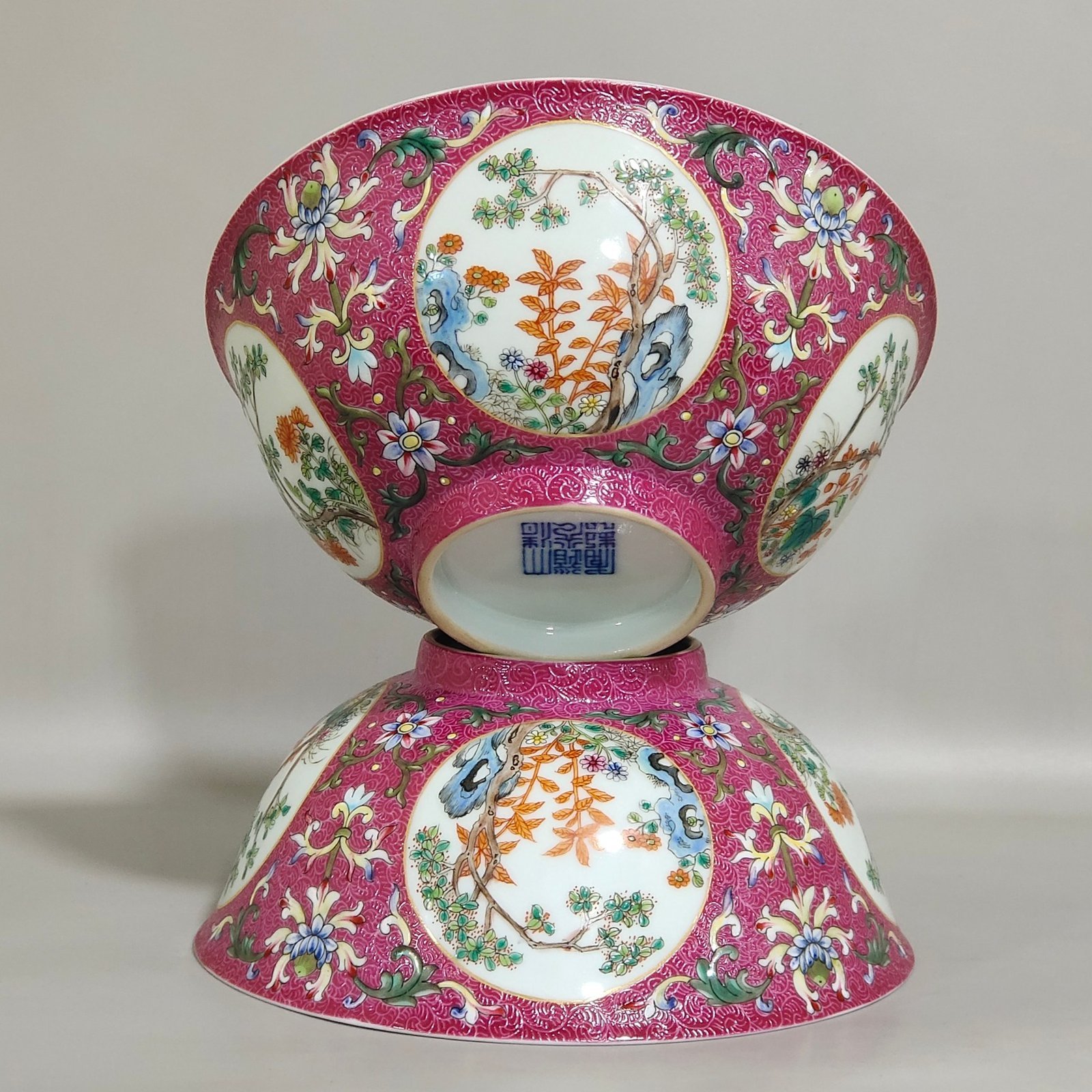 Qing Dynasty Daoguang rouge ground rolling window with flowers inside blue and white bowl