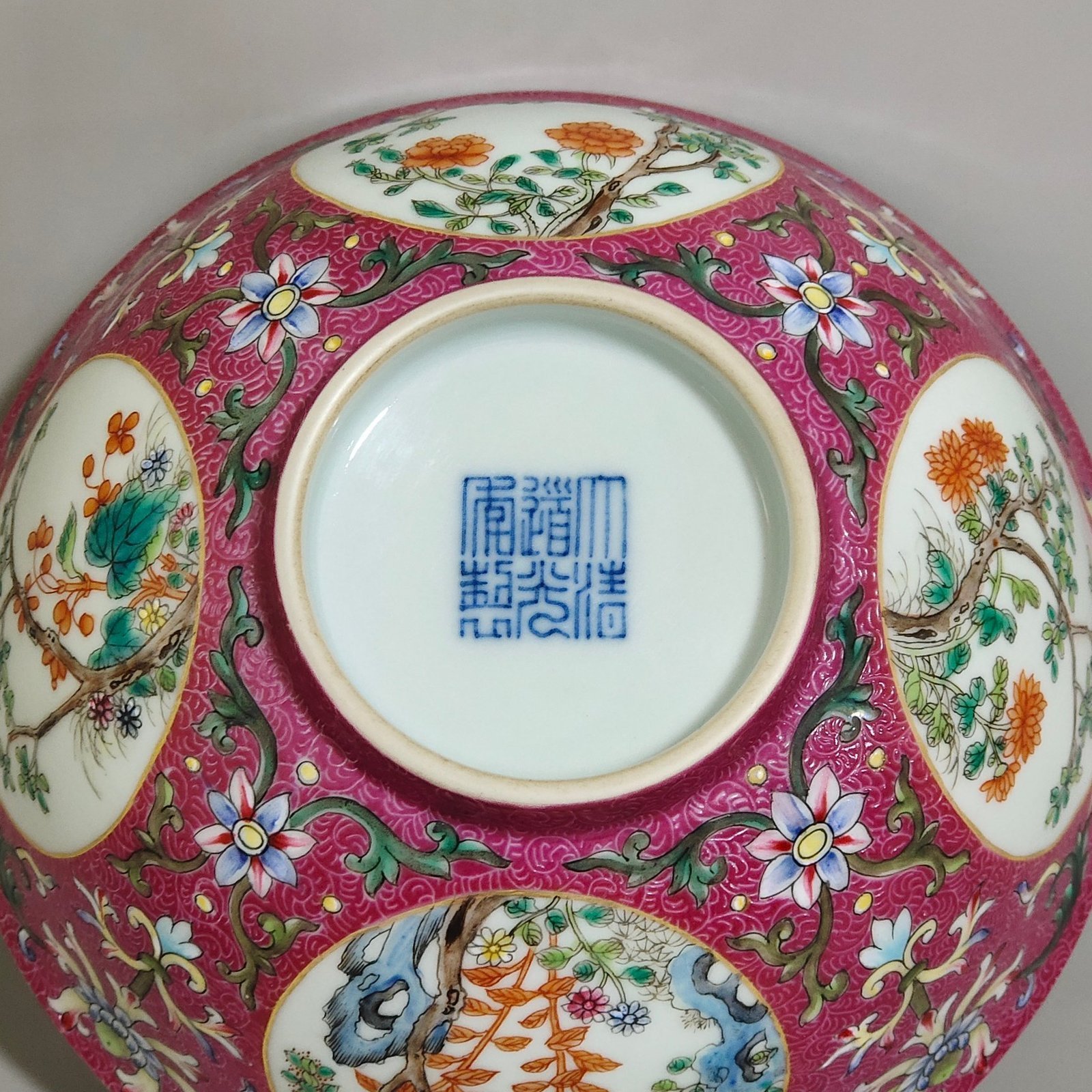 Qing Dynasty Daoguang rouge ground rolling window with flowers inside blue and white bowl
